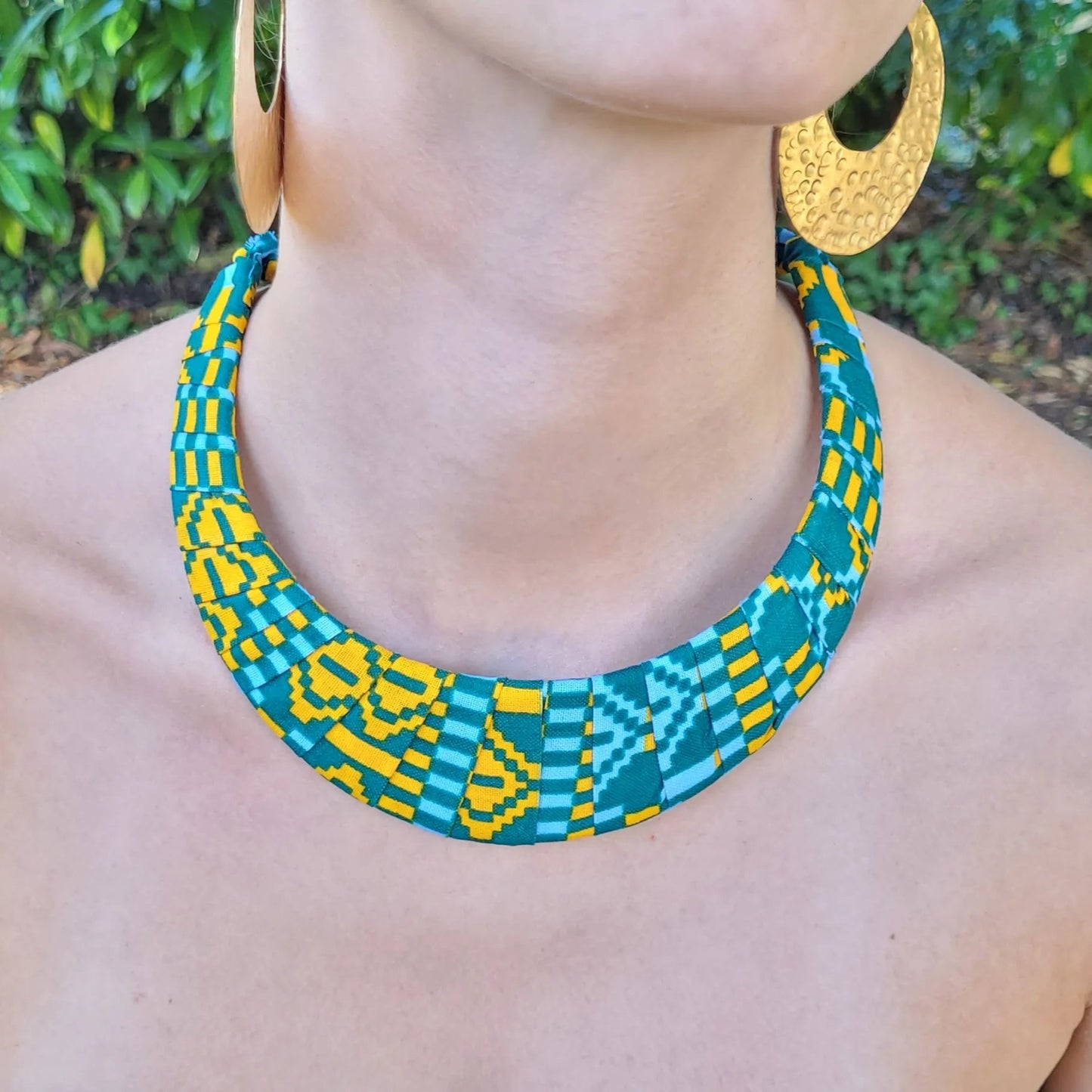 collier ethnique Adama, un collier coloré en wax vert et jaune orangé
