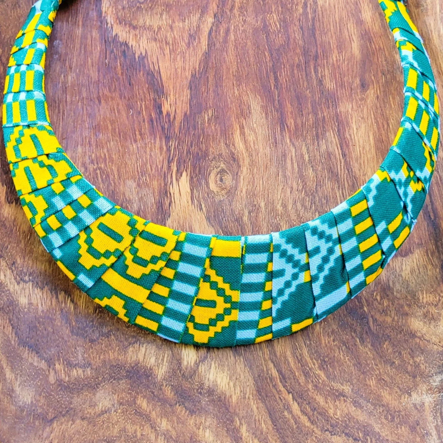 collier ethnique Adama, un collier coloré en pagne vert et jaune orangé
