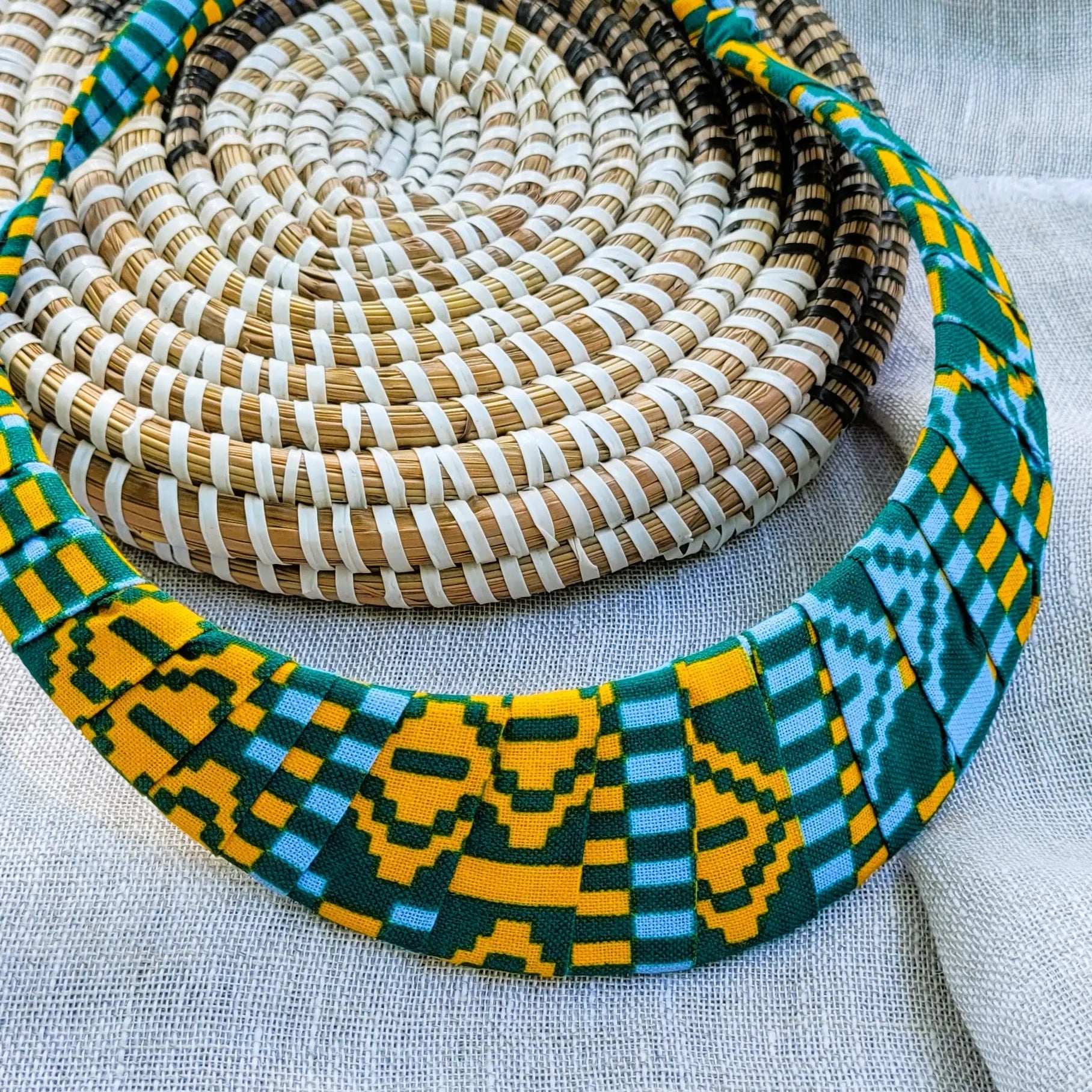collier ethnique Adama, un collier coloré fait artisanalement à Dakar