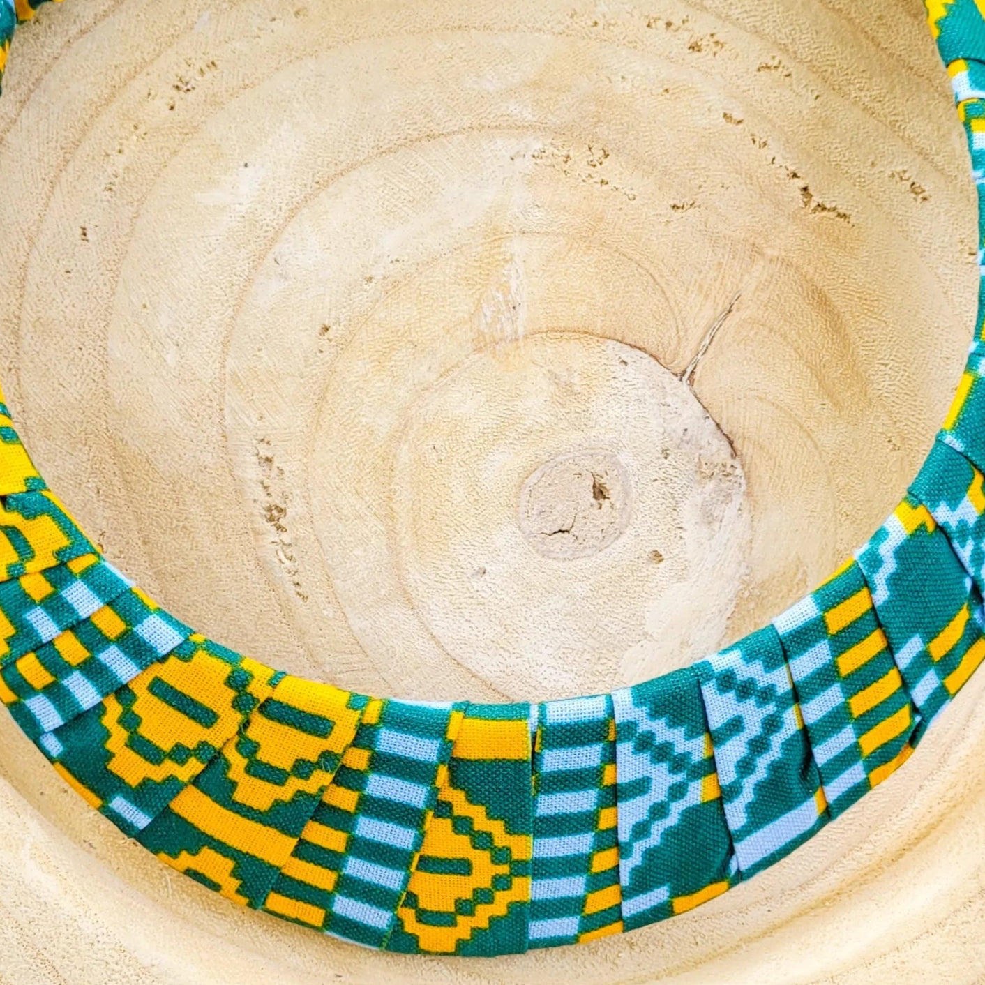 collier ethnique Adama, un collier coloré fait d’un plastron drapé d’un tissu wax 