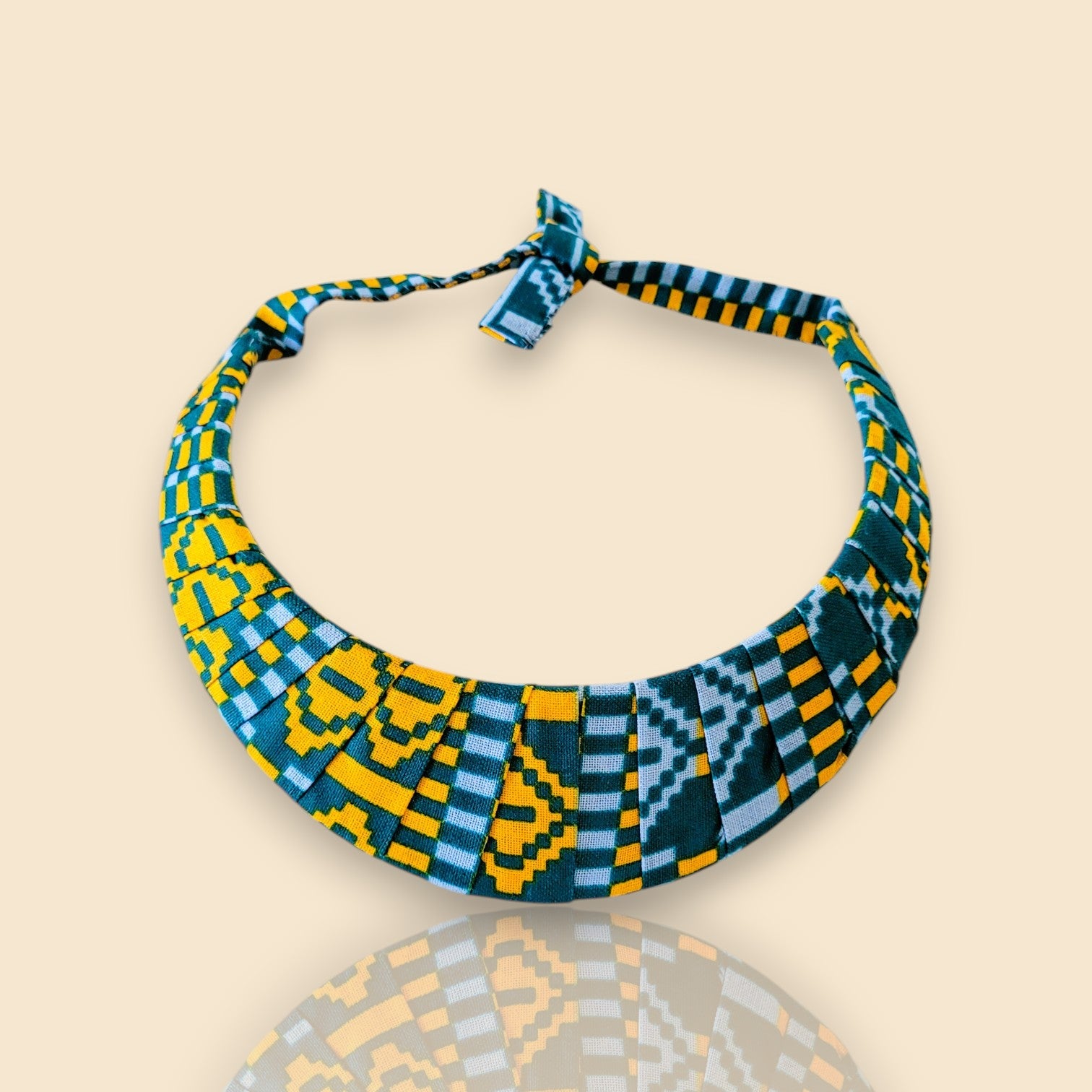 collier ethnique Adama, un collier tissu en wax vert et jaune orangé