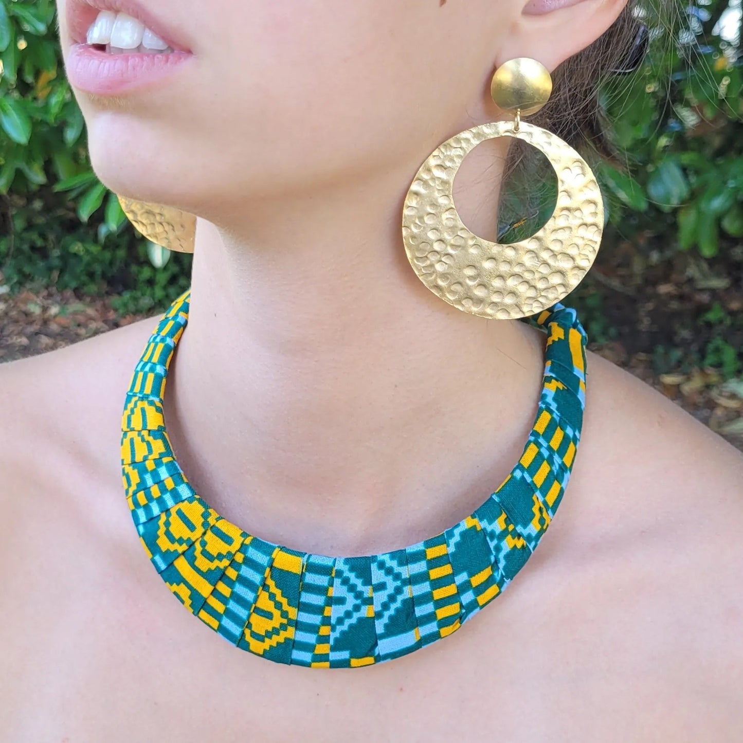 collier en ethnique Adama, un collier tissu fait artisanalement à Dakar
