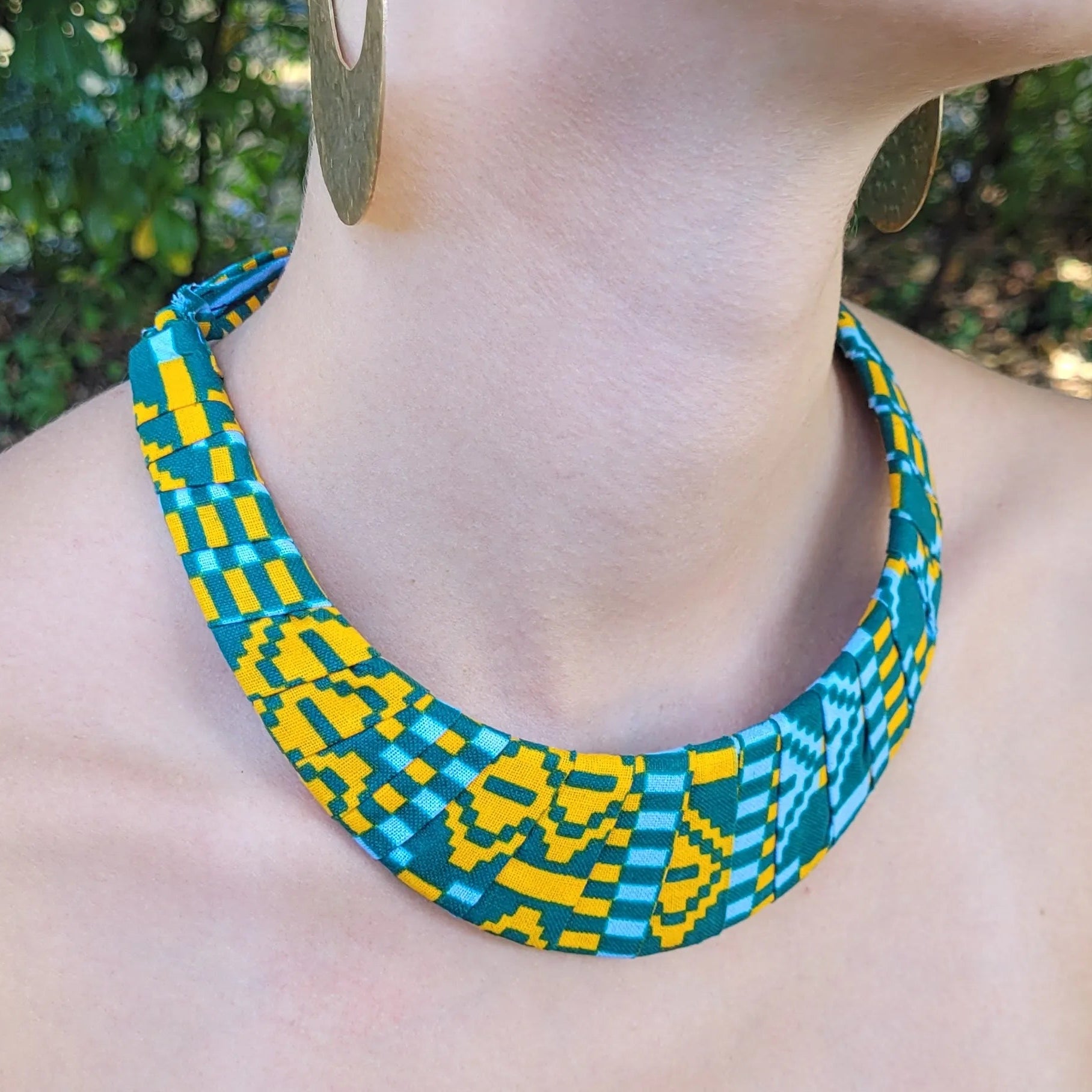 collier en ethnique Adama, un collier tissu fait d’un plastron drapé d’un tissu wax