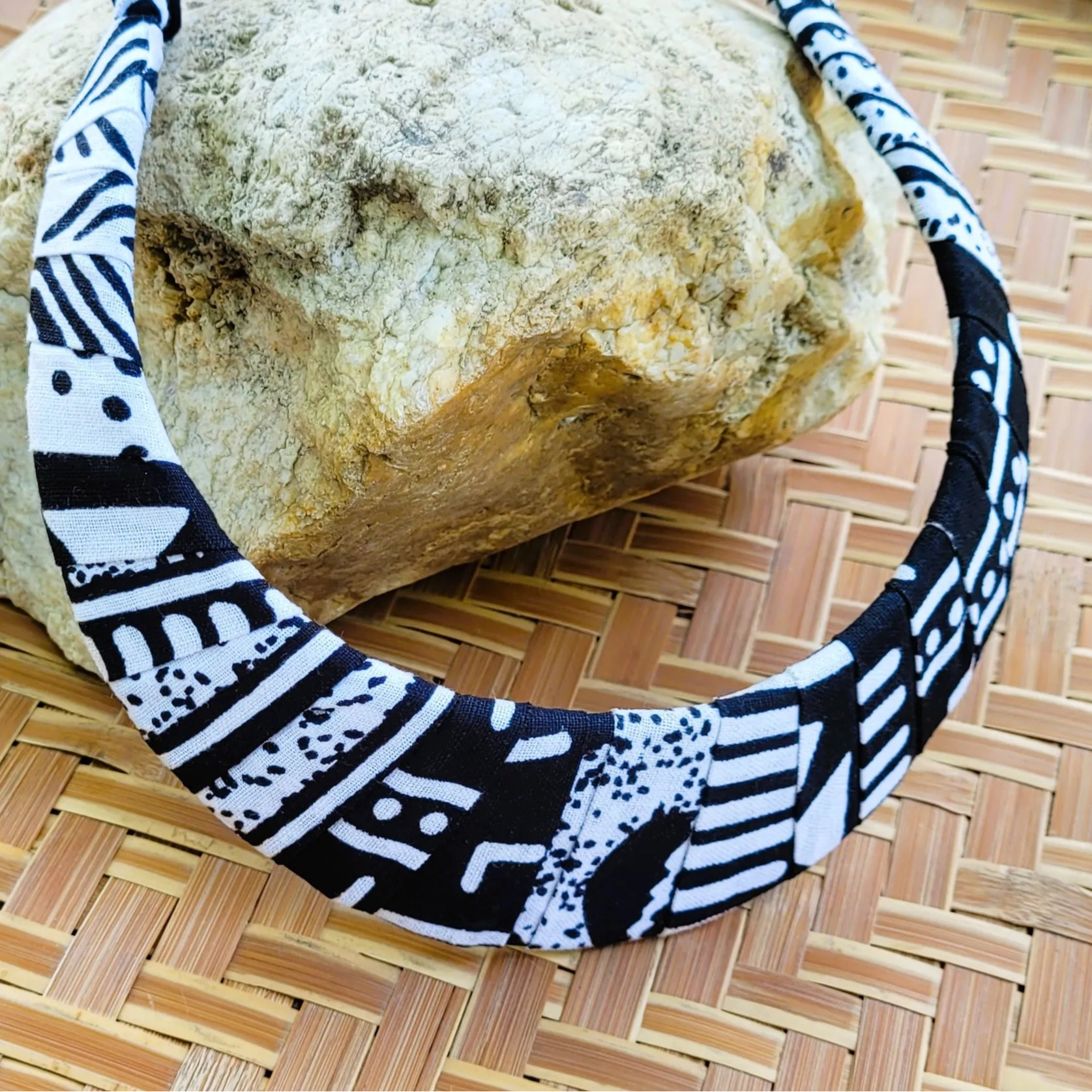 collier ethnique Maty, un bijou africain traditionnel en wax noir et blanc