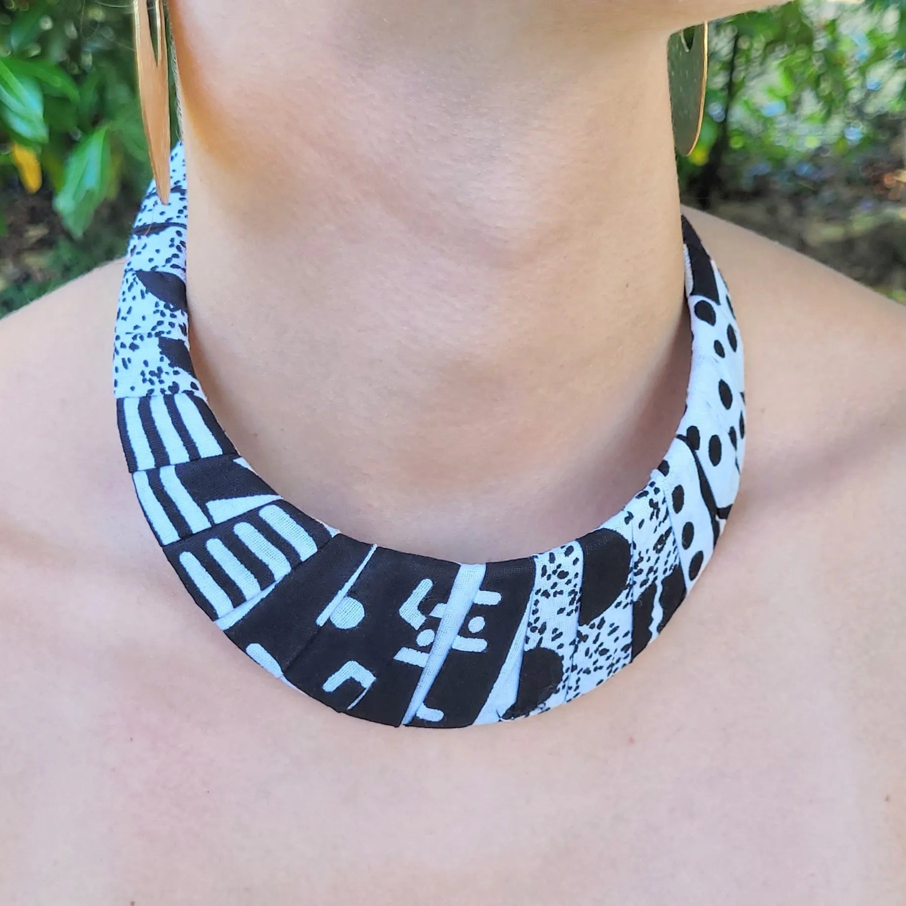 collier ethnique Maty, un collier coloré en wax noir et blanc
