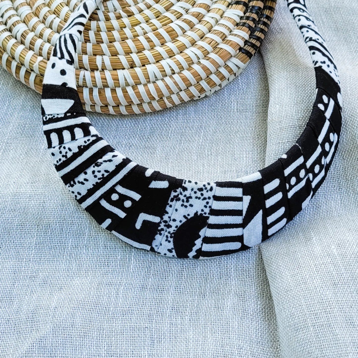 collier ethnique Maty, un collier coloré fait d’un plastron drapé d’un tissu wax 