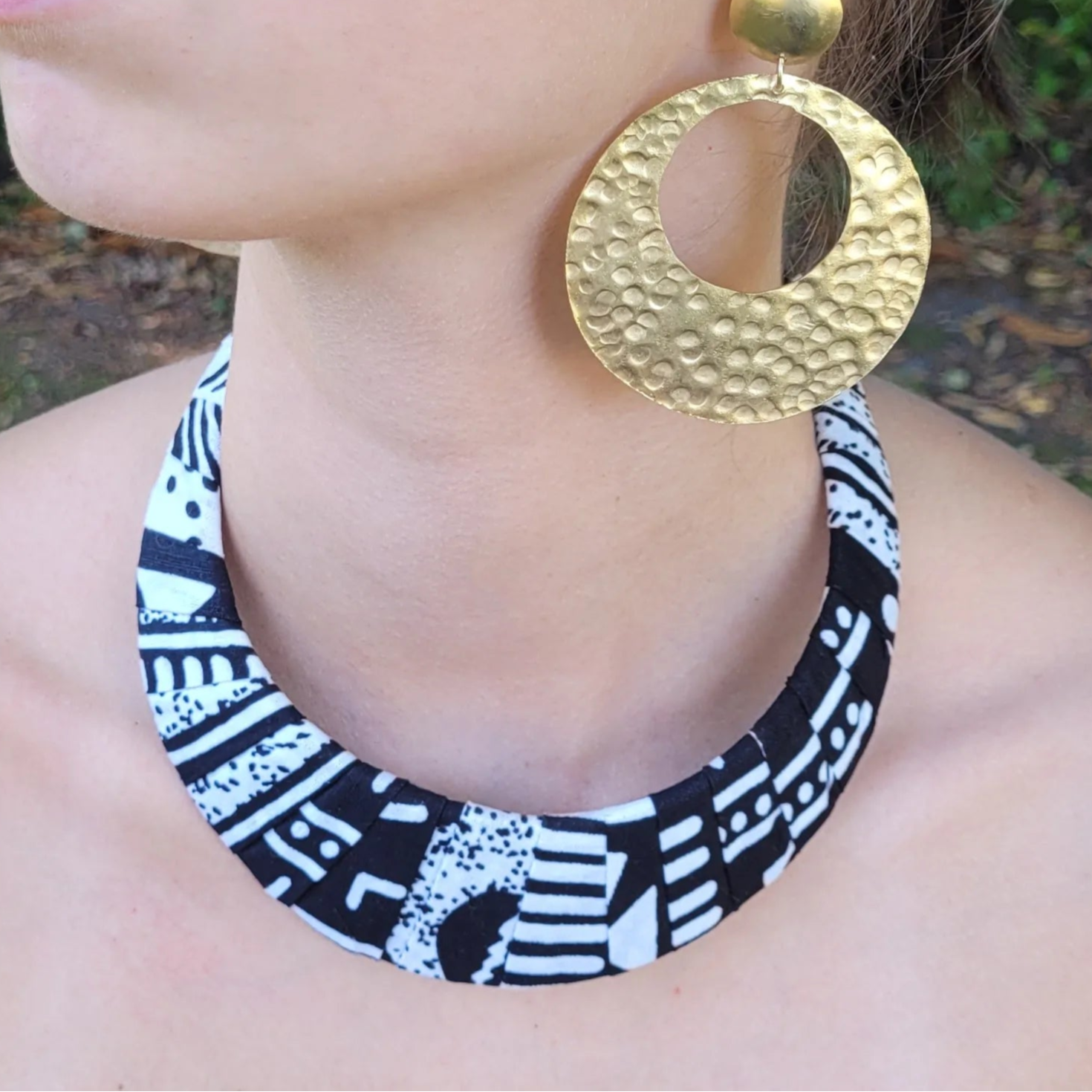 collier ethnique Maty, un collier tissu en pagne noir et blanc