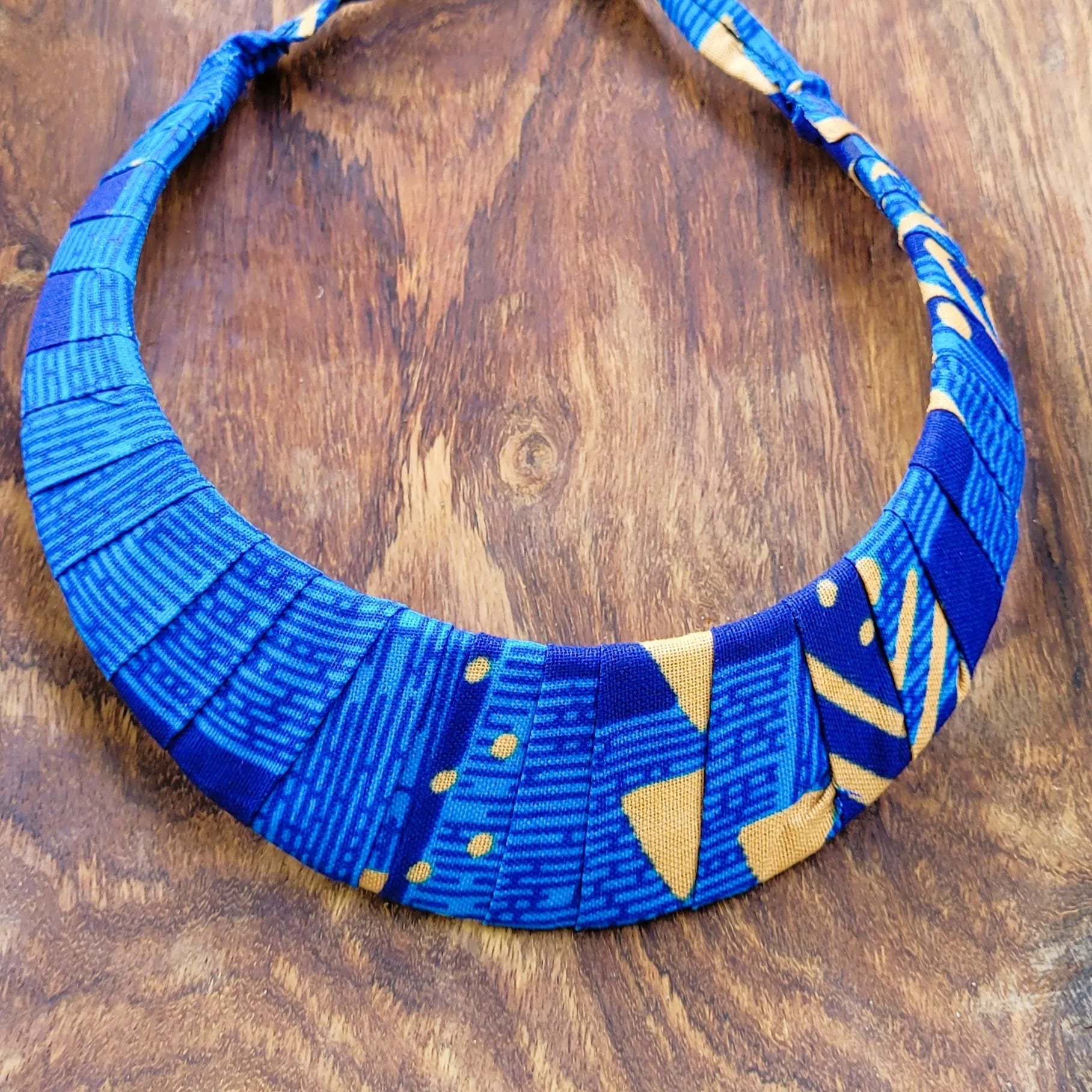 collier ethnique Sokhna, un bijou africain traditionnel en wax bleu et cuivre