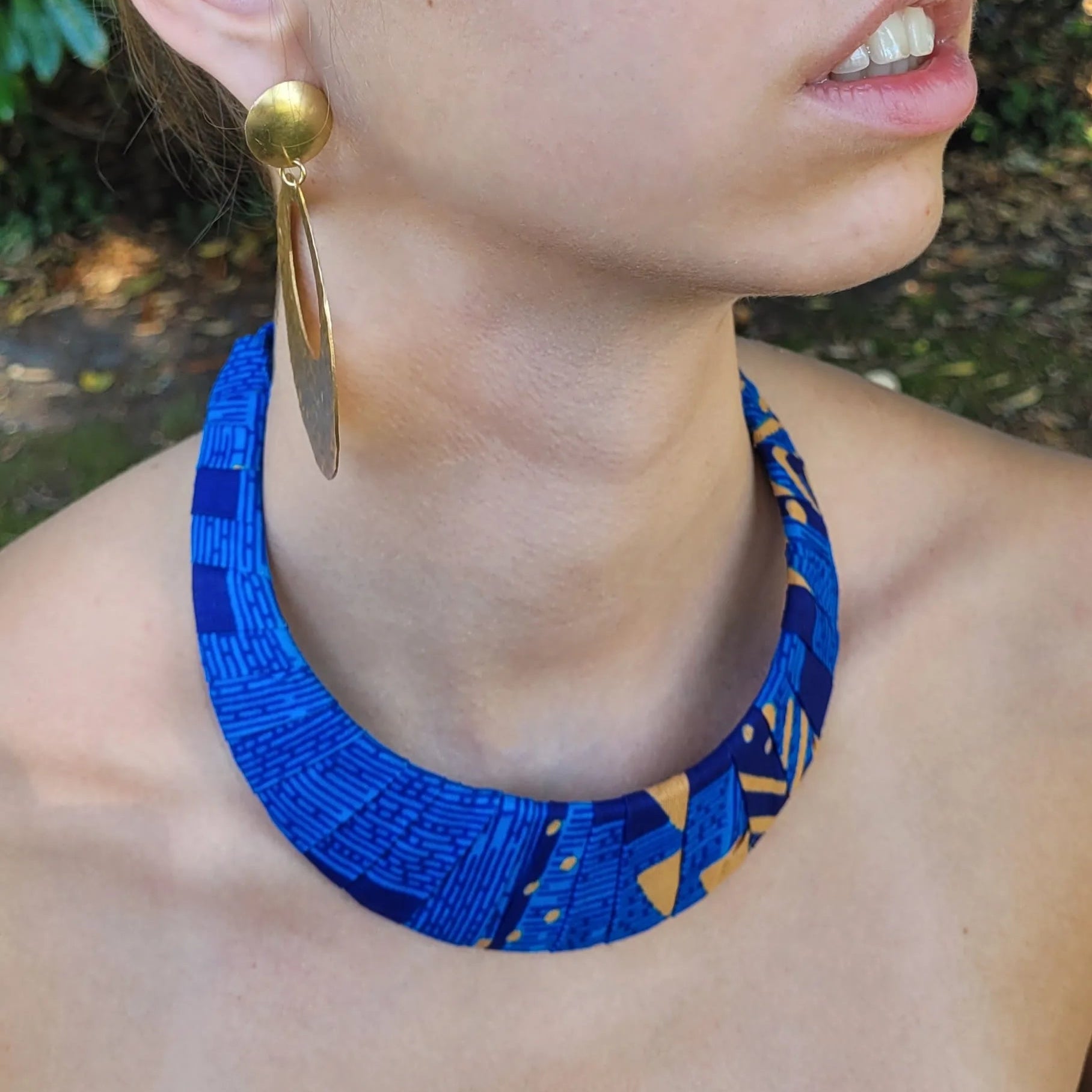 collier ethnique Sokhna, un collier coloré en wax bleu et cuivre