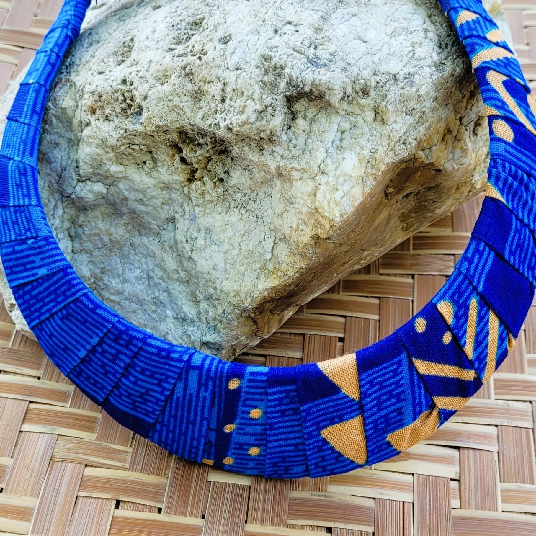 collier ethnique Sokhna, un collier coloré en pagne bleu et cuivre
