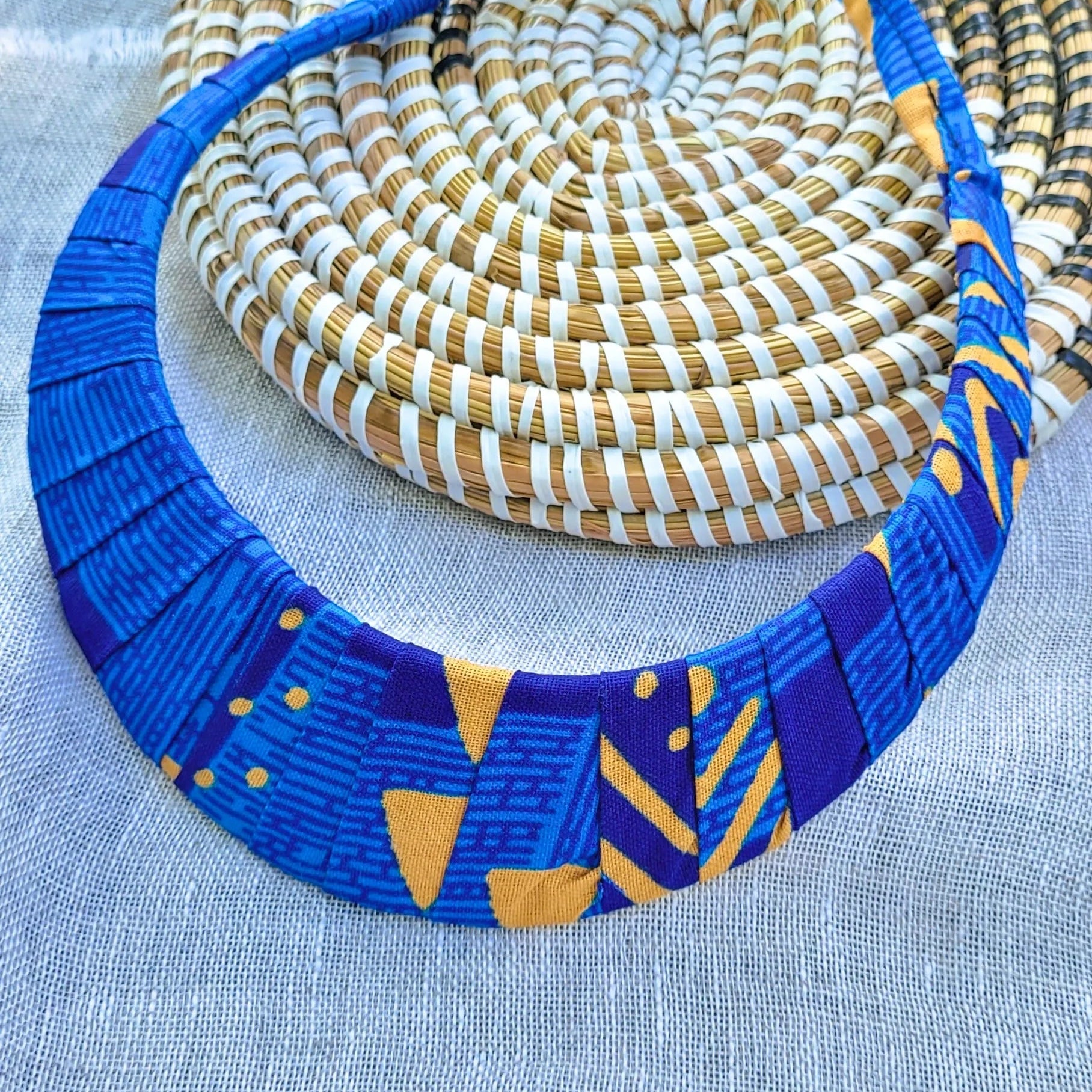 collier ethnique Sokhna, un collier coloré fait d’un plastron drapé d’un tissu wax 