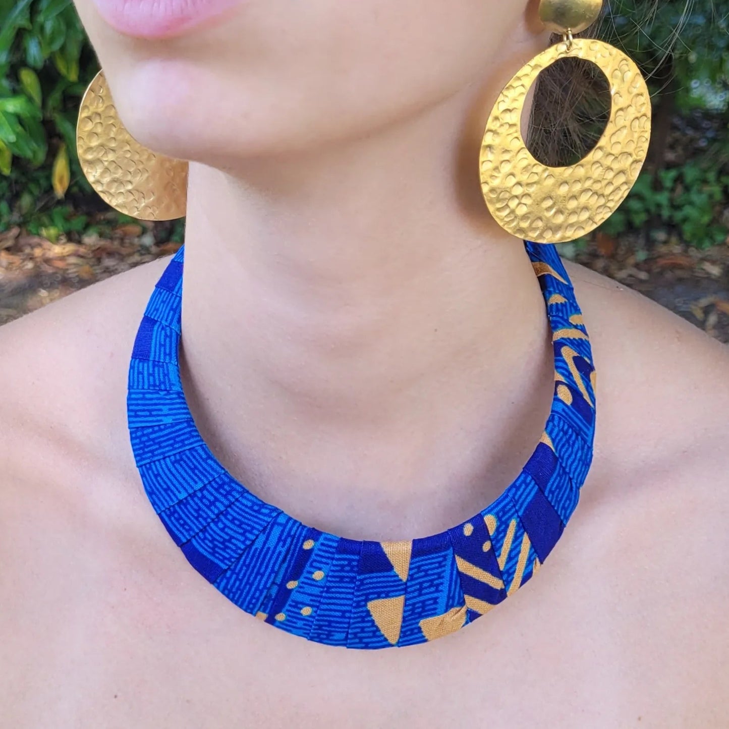 collier ethnique Sokhna, un collier tissu en pagne bleu et cuivre