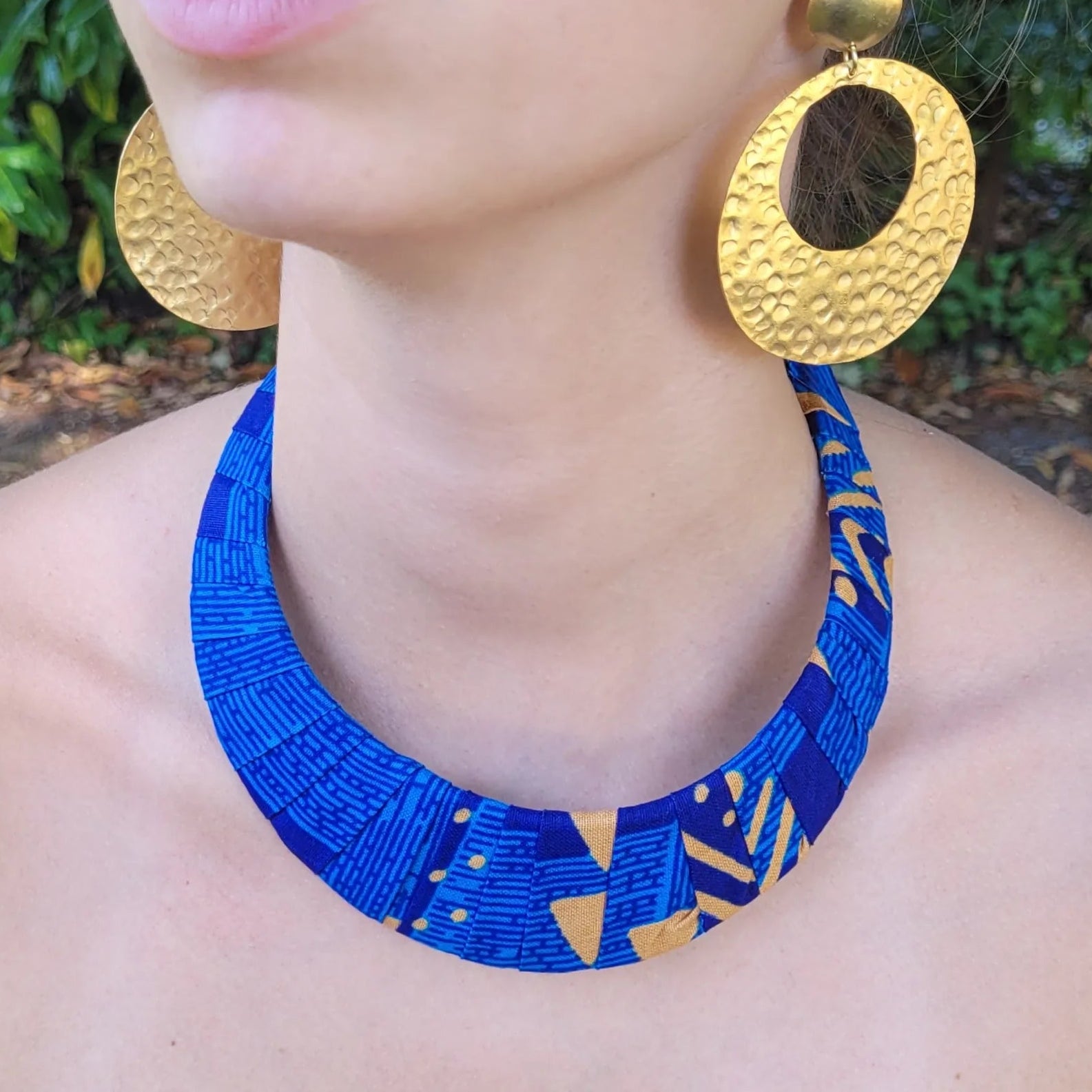 collier ethnique Sokhna, un collier tissu en pagne bleu et cuivre
