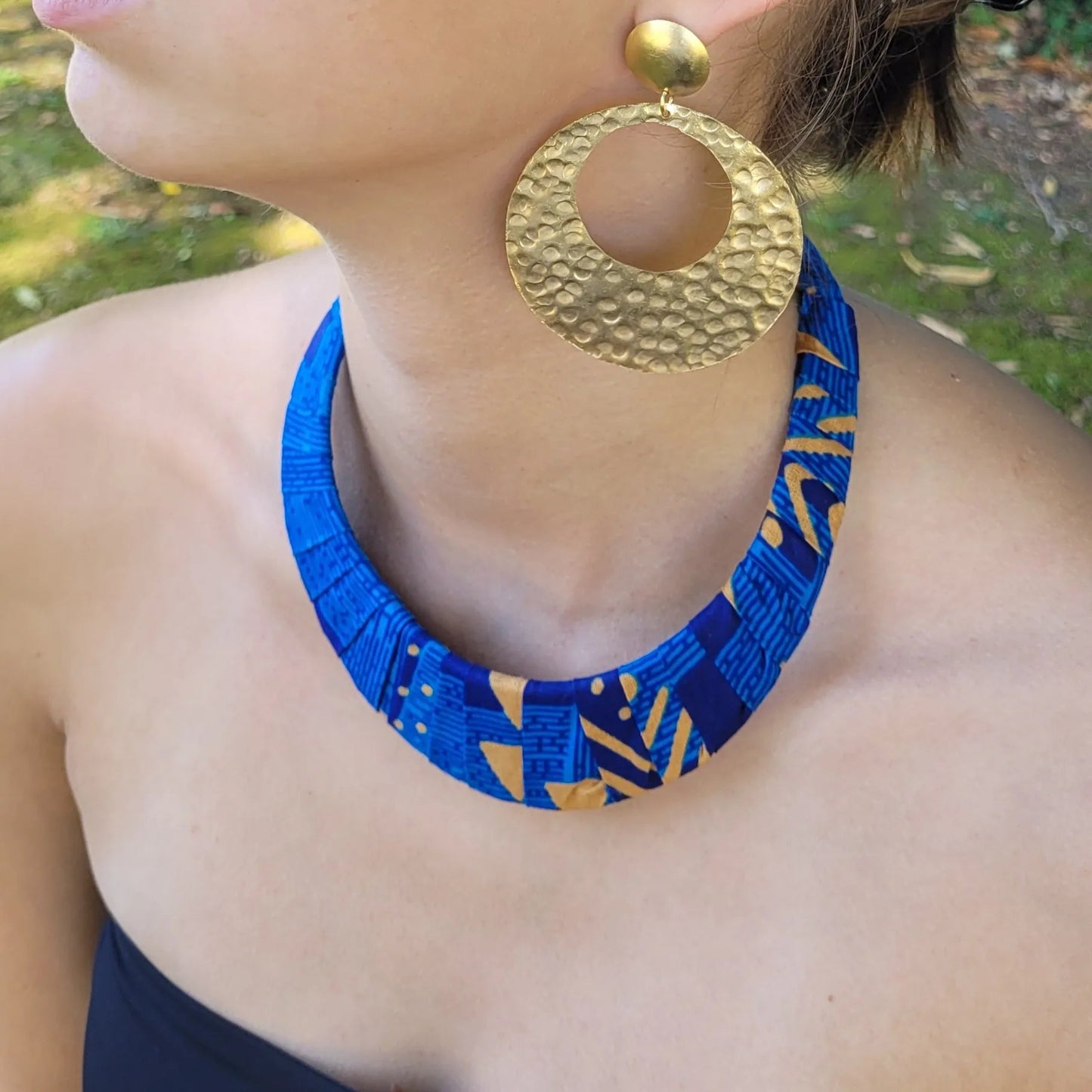 collier en ethnique Sokhna, un collier tissu fait artisanalement à Dakar
