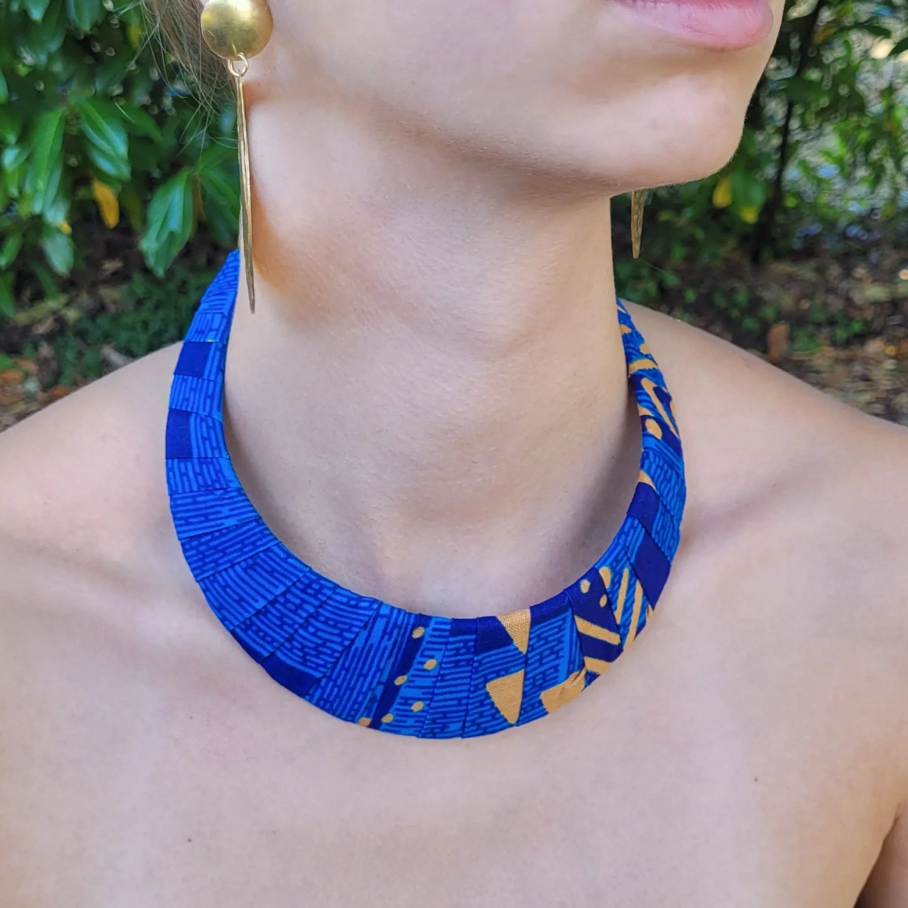 collier en ethnique Sokhna, un collier tissu fait d’un plastron drapé d’un tissu wax