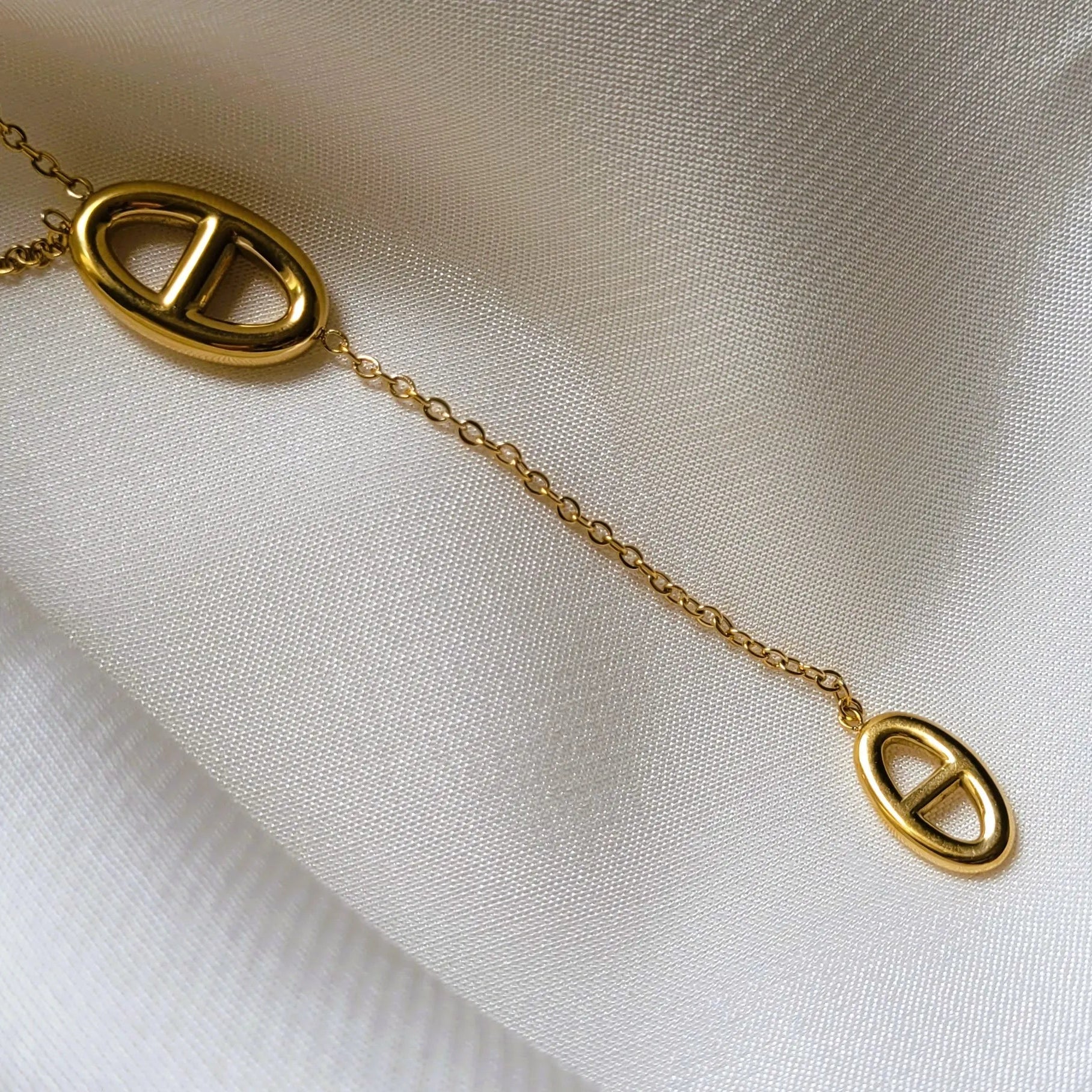 collier Azura, un long collier à la maille marine dorée