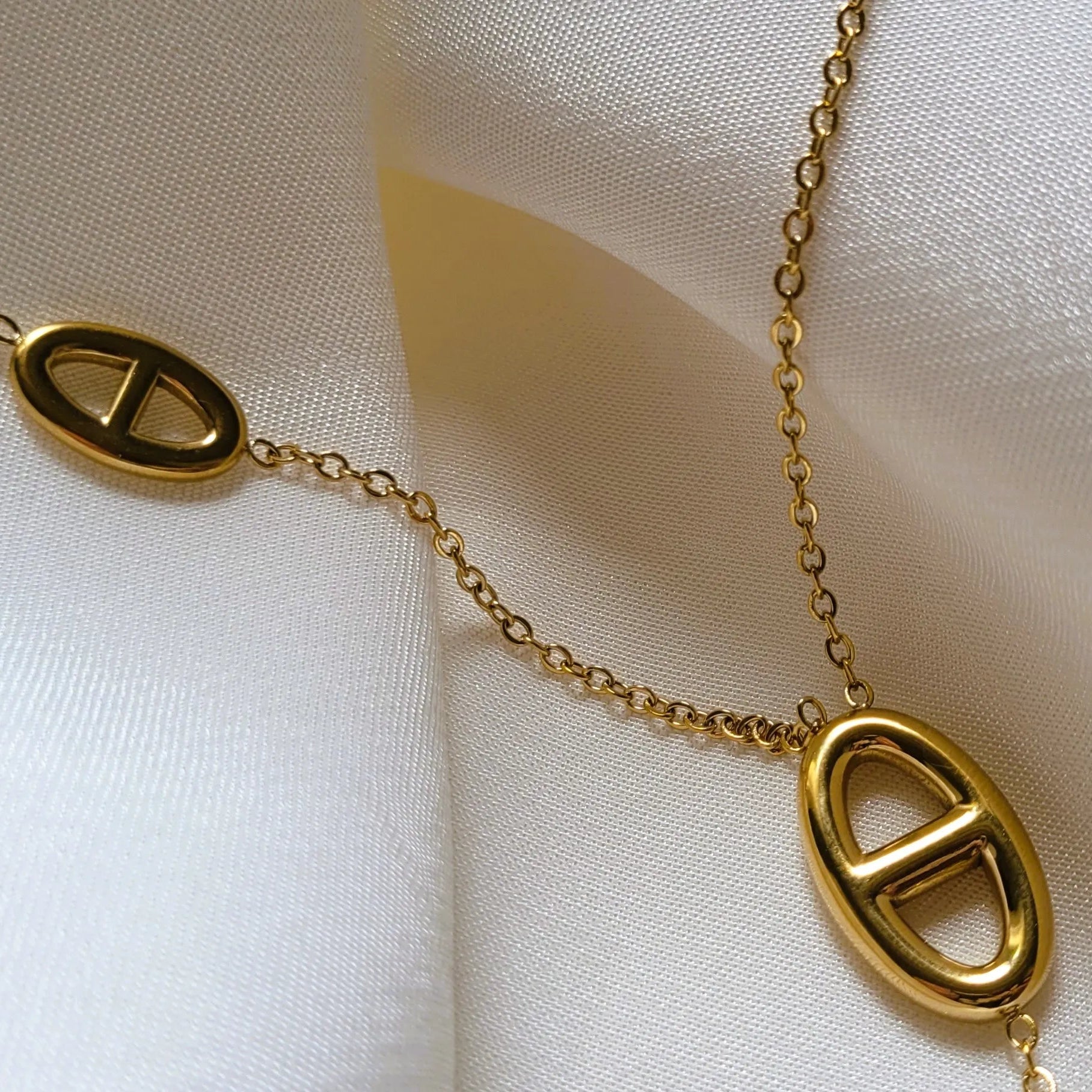 collier Azura, un long collier avec des breloques en maille marine