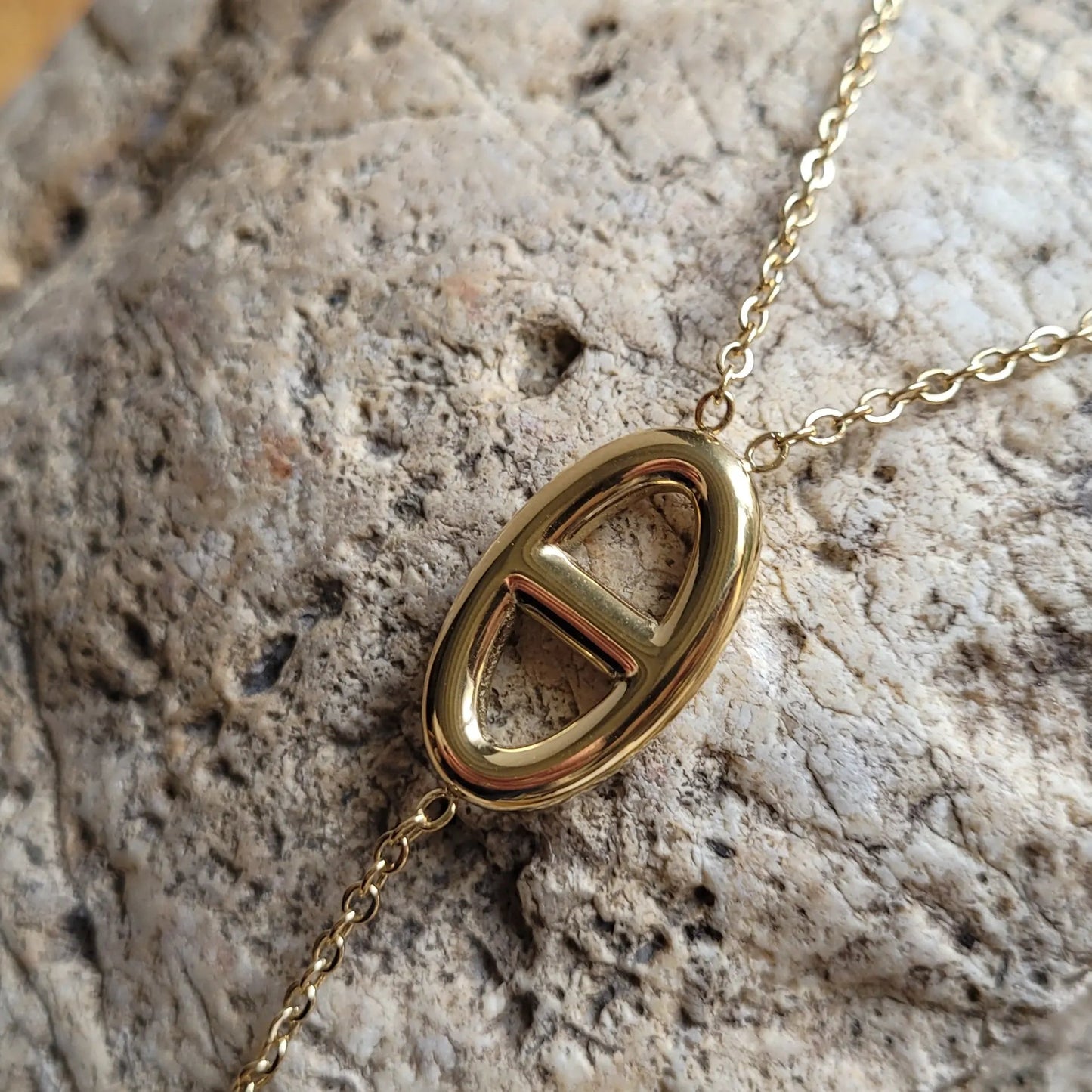 collier Azura, un sautoir fantaisie avec des breloques en maille marine
