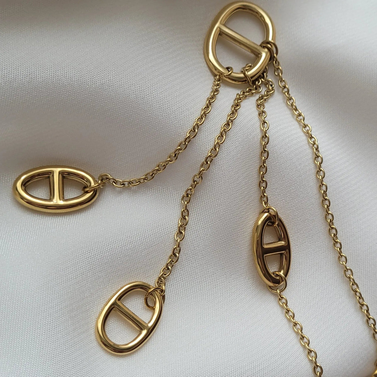 collier Naya, un long collier à la maille marine dorée