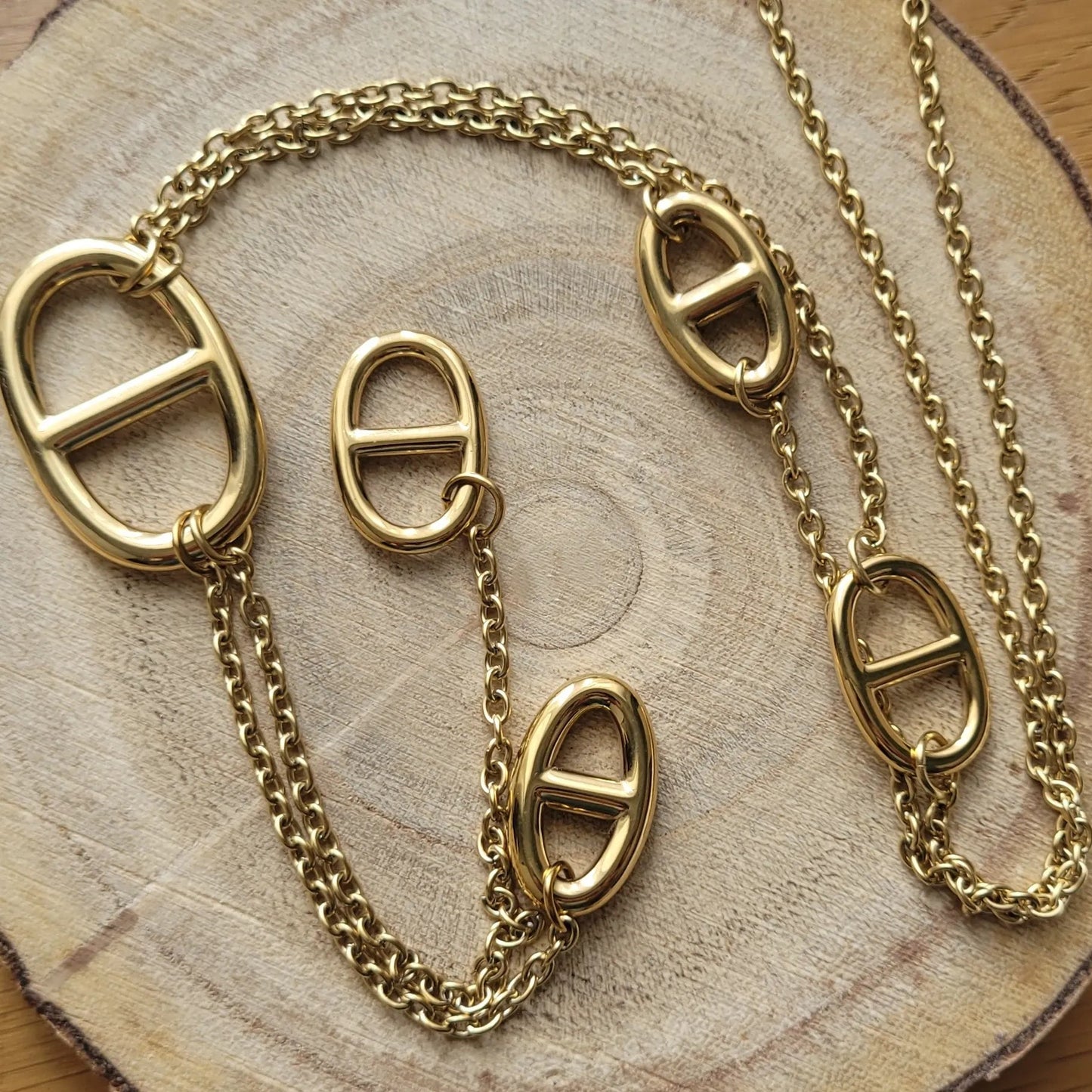 collier Naya, un long collier avec des breloques en maille marine