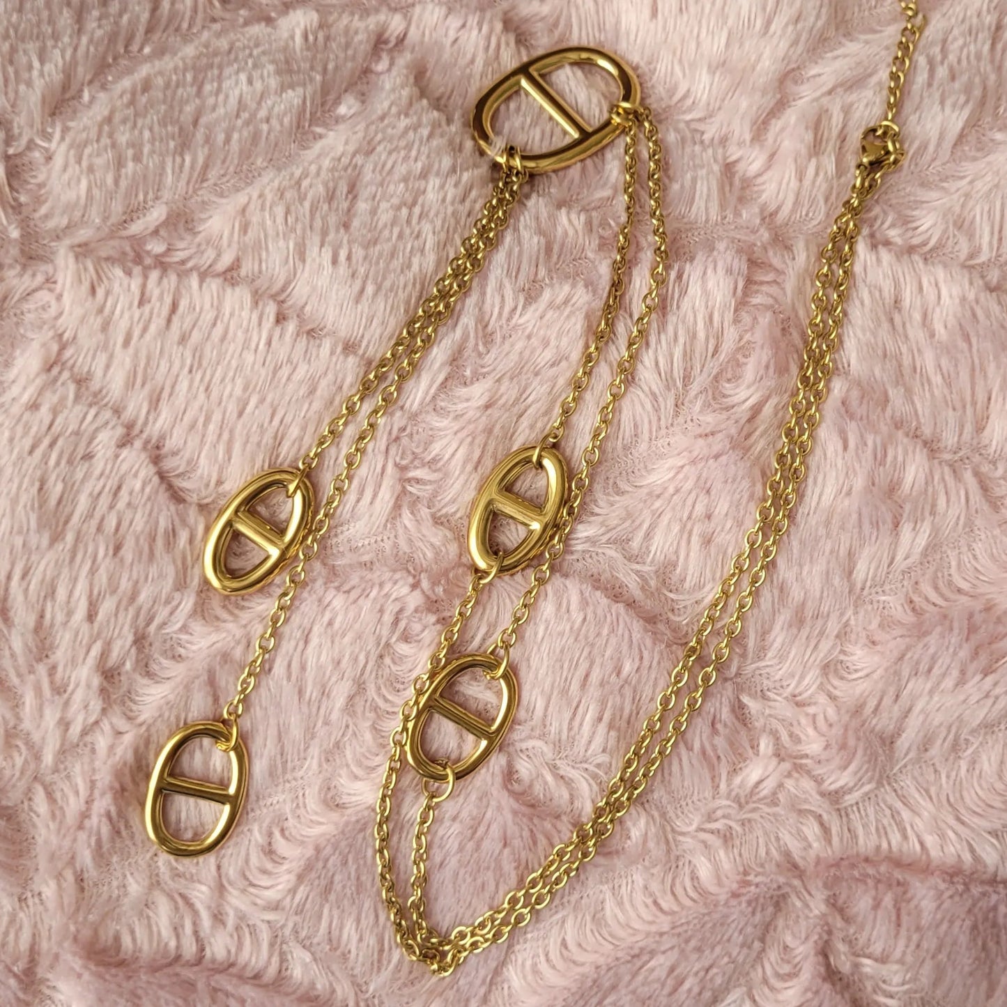 collier Naya, un sautoir fantaisie avec des breloques en maille marine