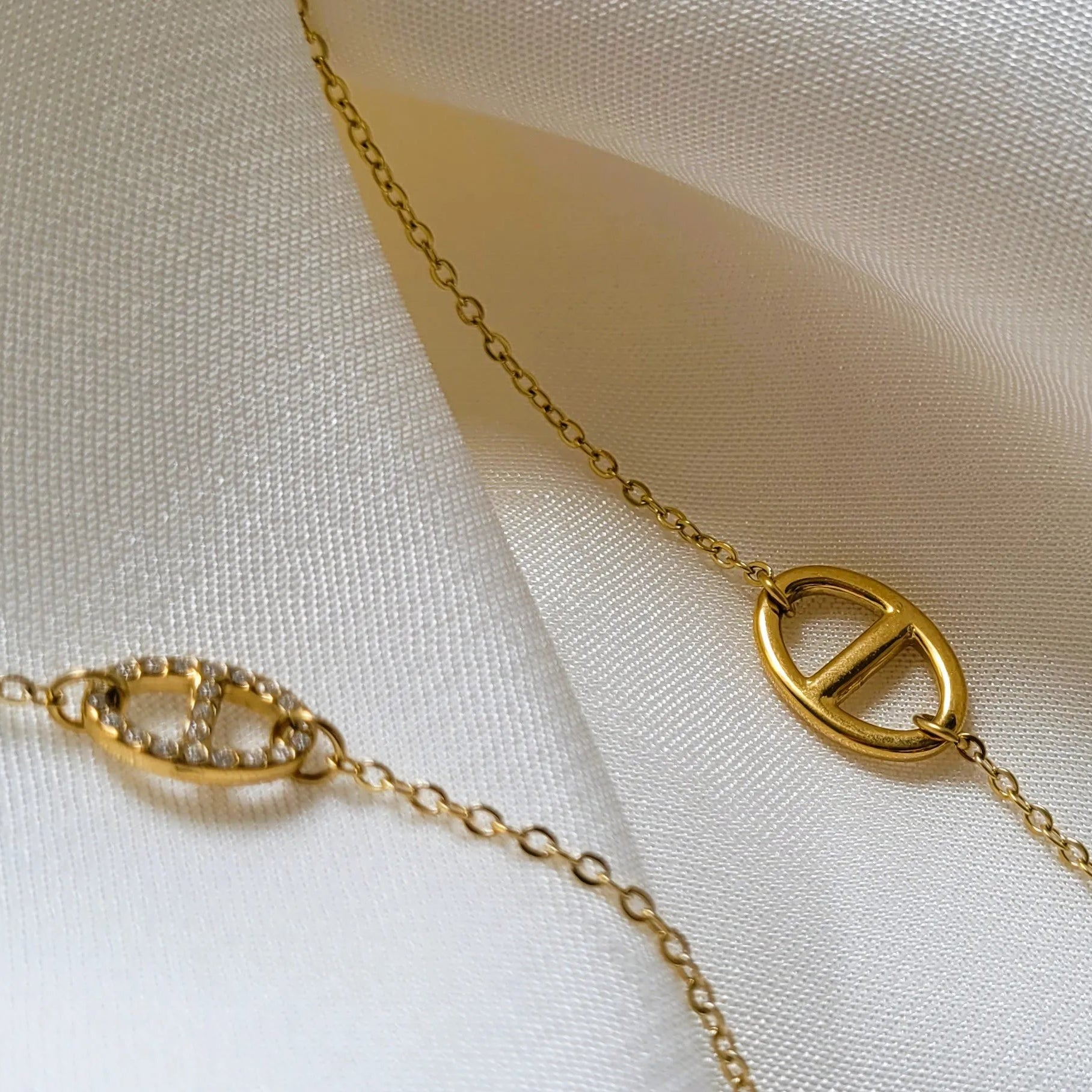 collier Nerea, un long collier à la maille marine dorée