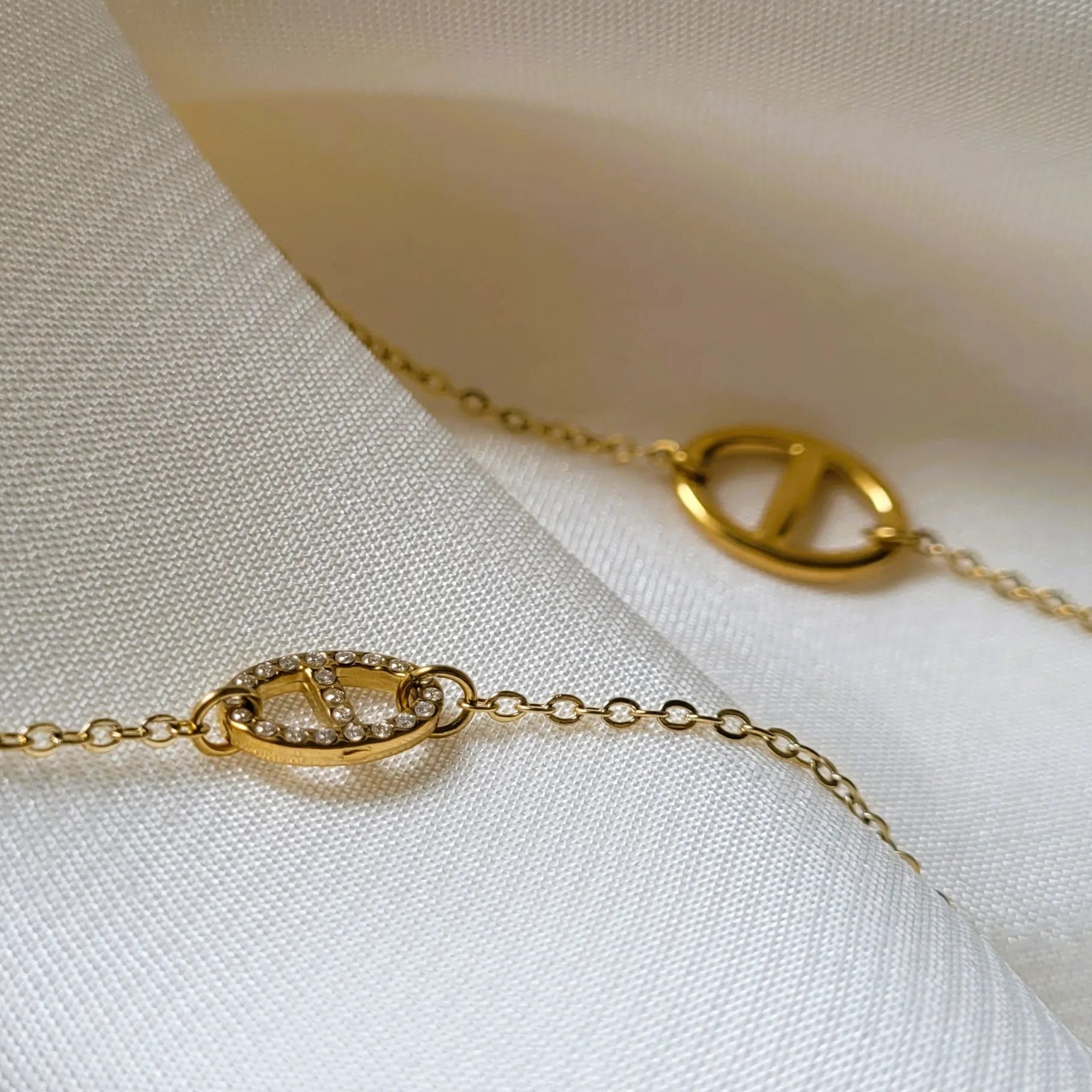 collier Nerea, un long collier avec des breloques en maille marine