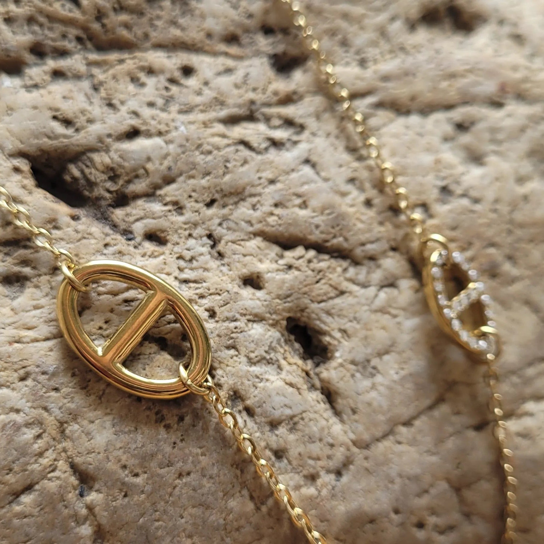 collier Nerea, un sautoir fantaisie avec des breloques en maille marine