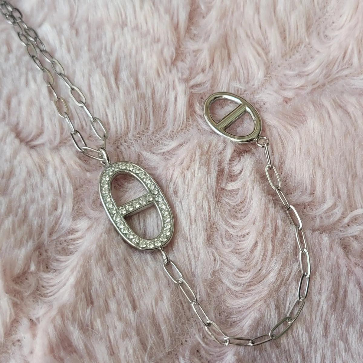 collier Thaléa, un sautoir fantaisie avec des breloques en maille marine