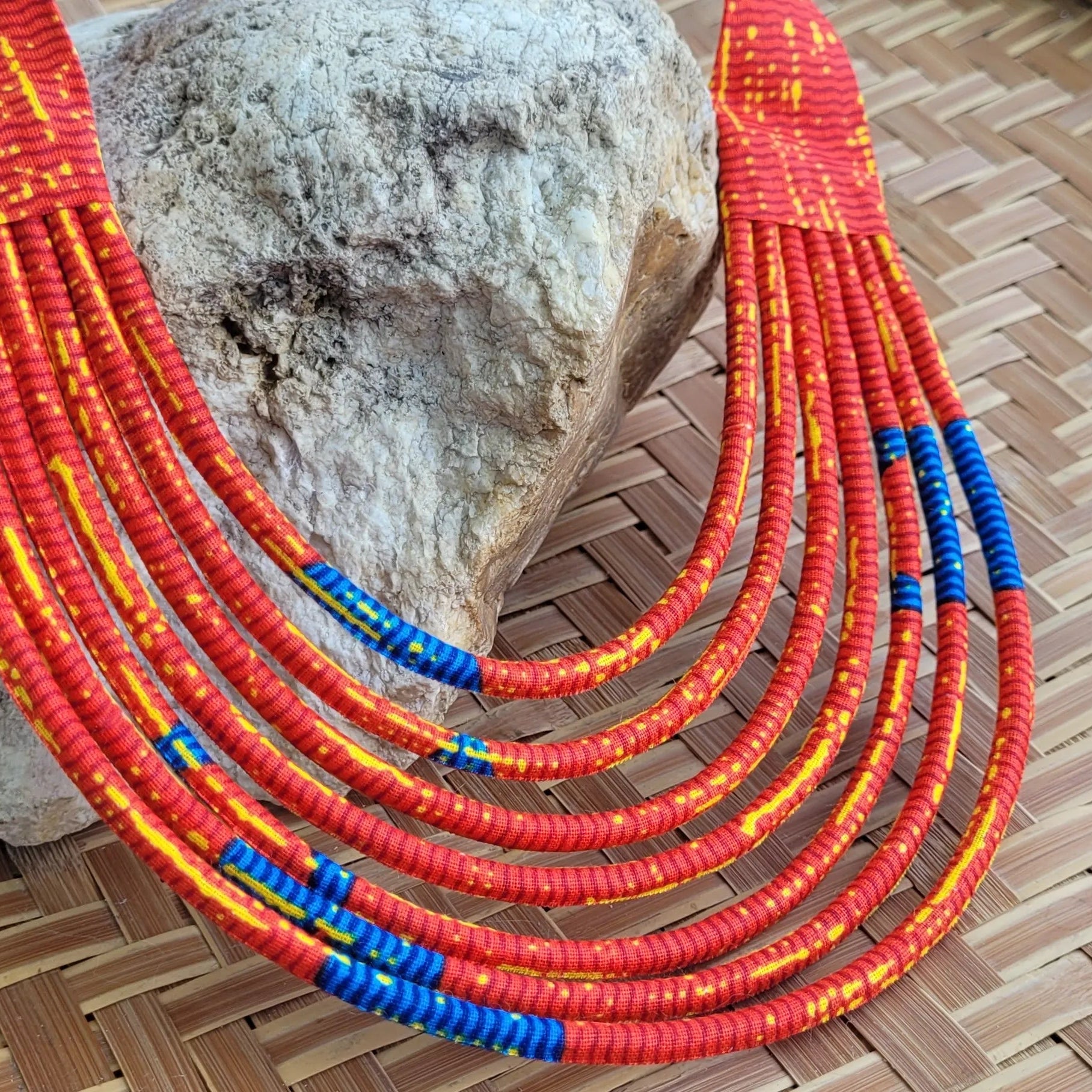 collier en tissu Aïcha, un bijou africain traditionnel en wax rouge vermillon et bleu