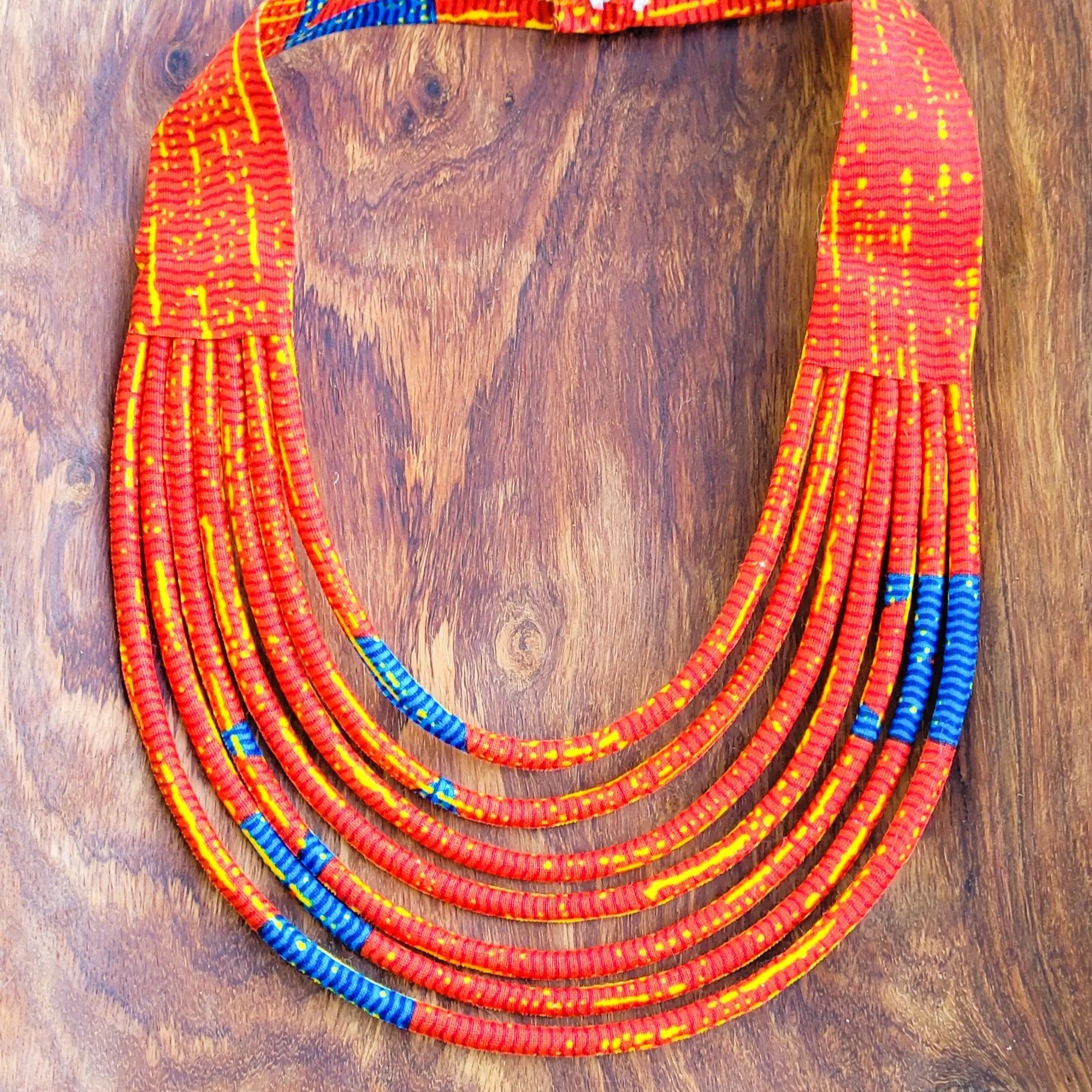 collier en tissu Aïcha, un collier coloré en pagne rouge vermillon et bleu