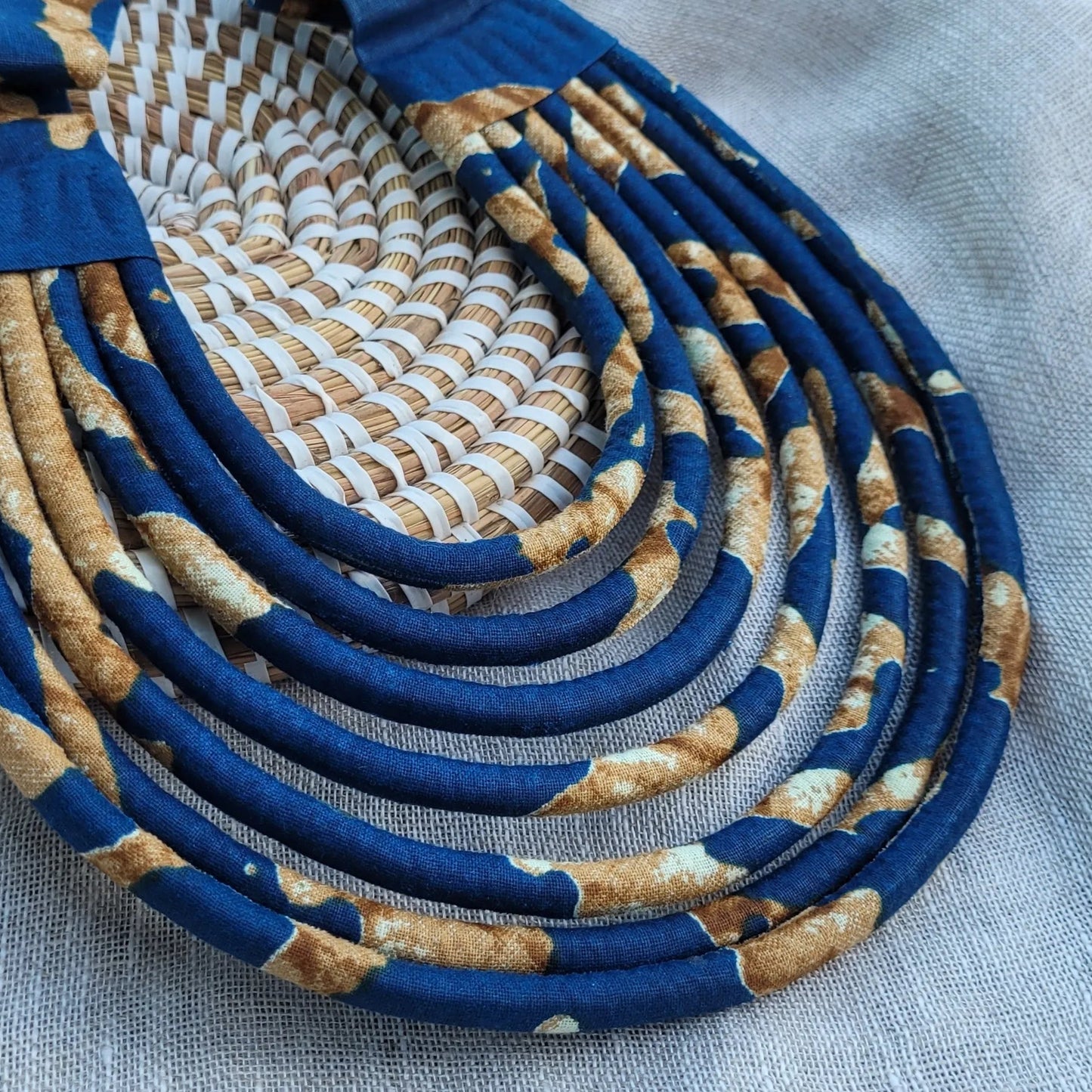 collier en tissu Aïda, un bijou africain traditionnel en wax bleu et café