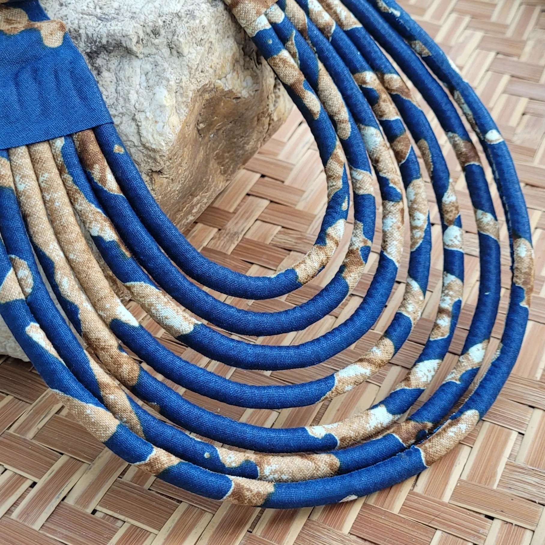 collier en tissu Aïda, un bijou africain traditionnel en pagne bleu et café