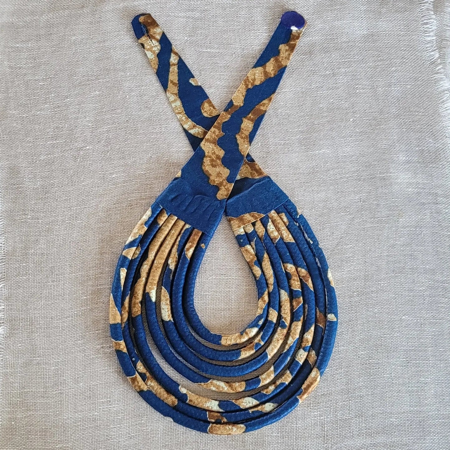 collier en tissu Aïda, un bijou africain traditionnel fait main à Dakar