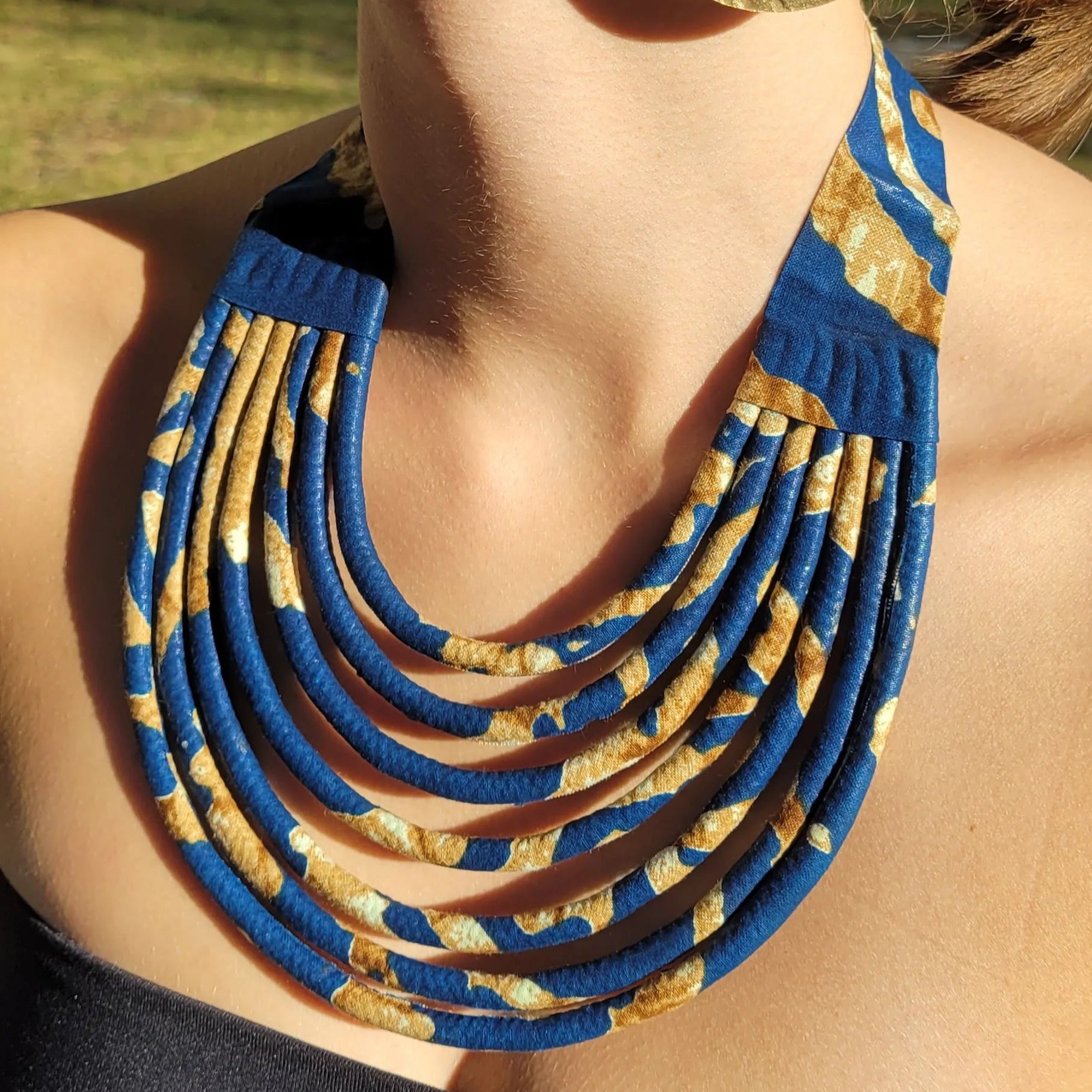 collier en tissu Aïda, un bijou ethnique chic en wax bleu et café