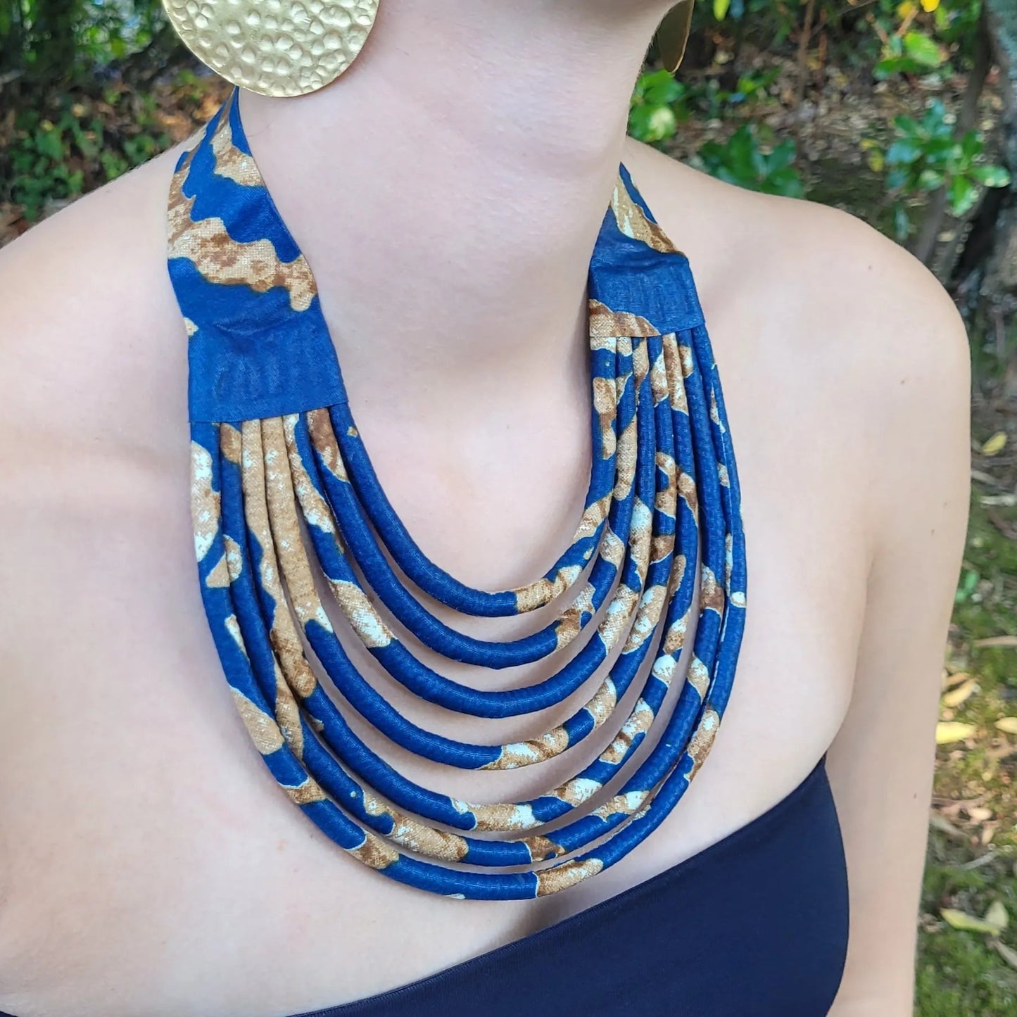 collier en tissu Aïda, un bijou ethnique chic en pagne bleu et café
