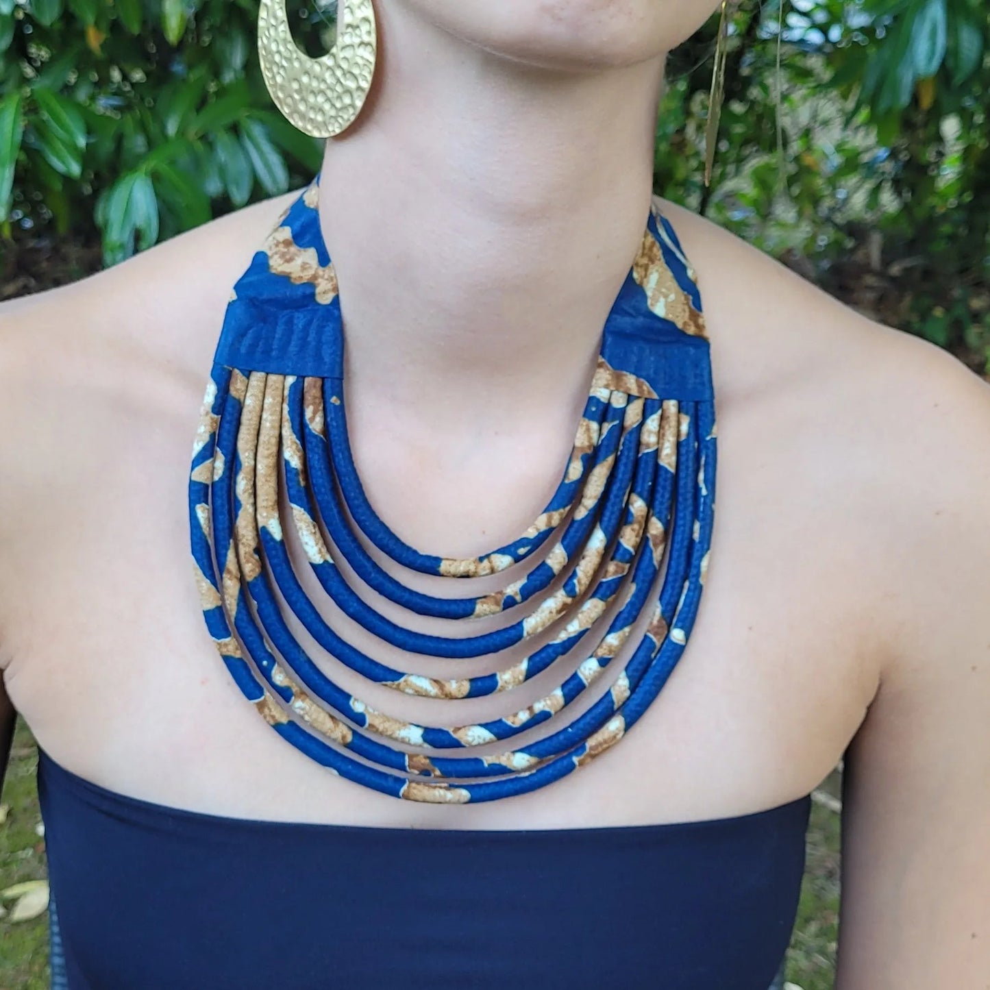 collier en tissu Aïda, un bijou ethnique chic fait main à Dakar