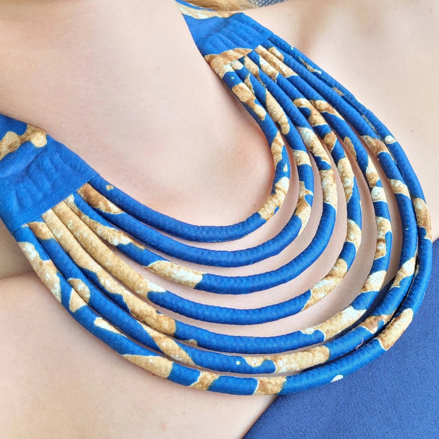collier en tissu Aïda, un collier coloré en wax bleu et café
