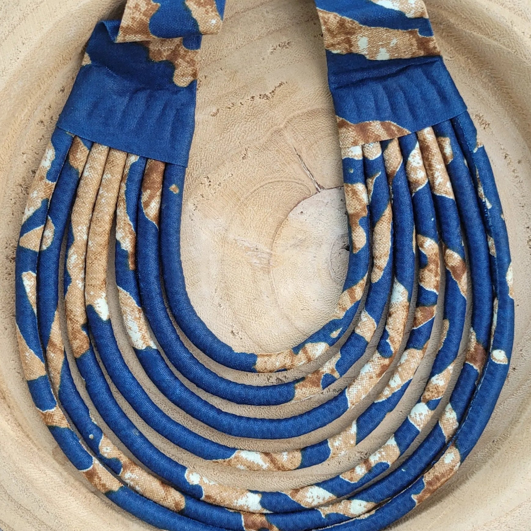 collier en tissu Aïda, un collier coloré fait main à Dakar