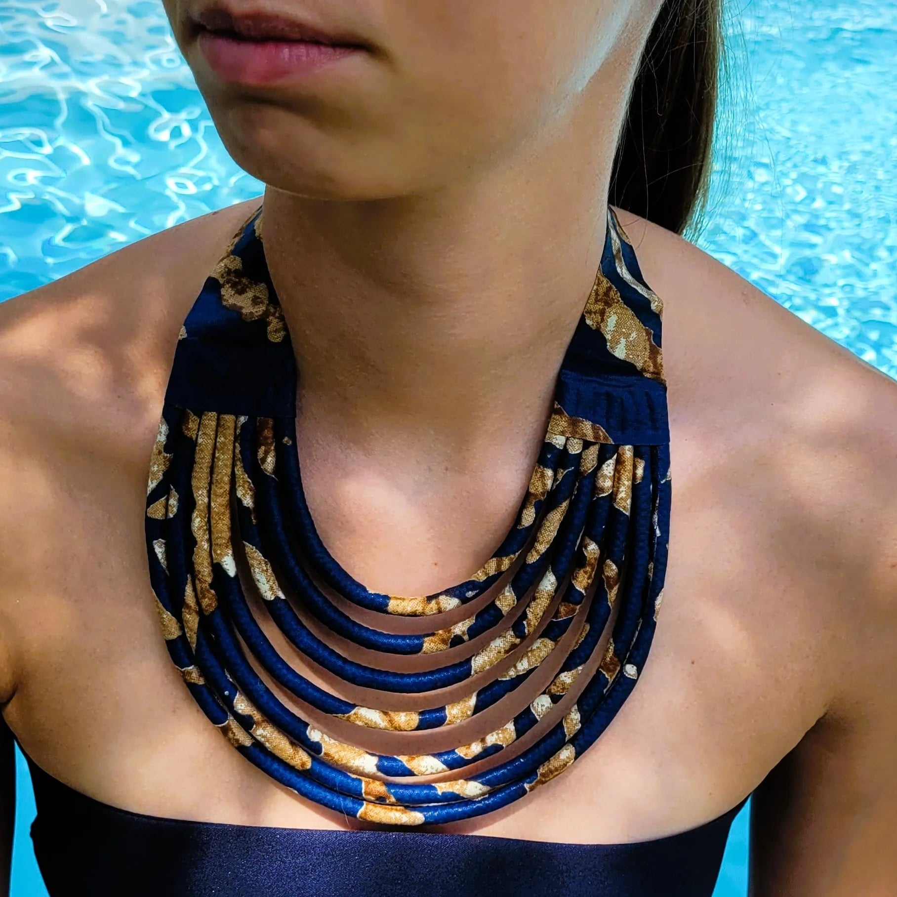 collier en tissu Aïda, un collier ethnique chic en pagne bleu et café