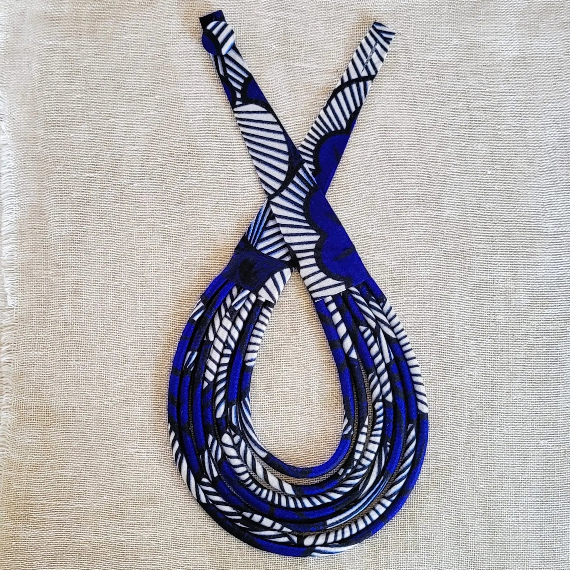 collier en tissu Aïssatou, un bijou africain traditionnel en pagne bleu et blanc