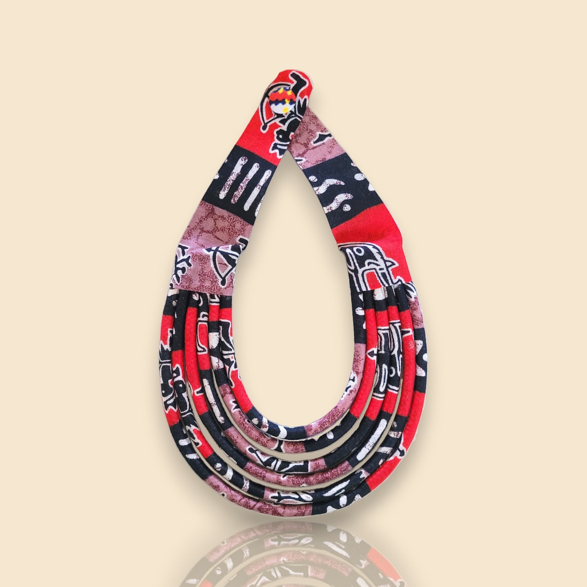 collier en tissu Aja, un collier ethnique chic en wax noir, rouge et brun violet