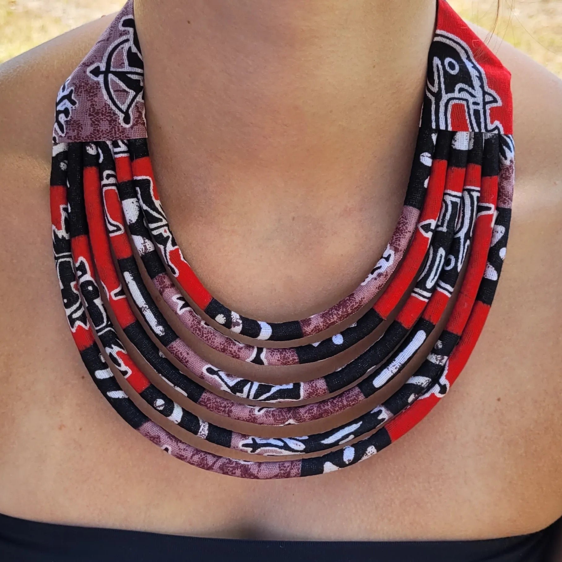 collier en tissu Aja, un collier ethnique chic fait main à Dakar