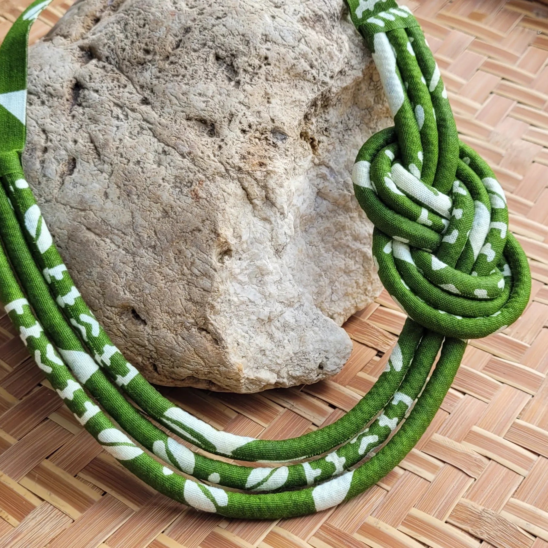 collier en tissu Alya, un bijou africain traditionnel en wax vert olive et ivoire