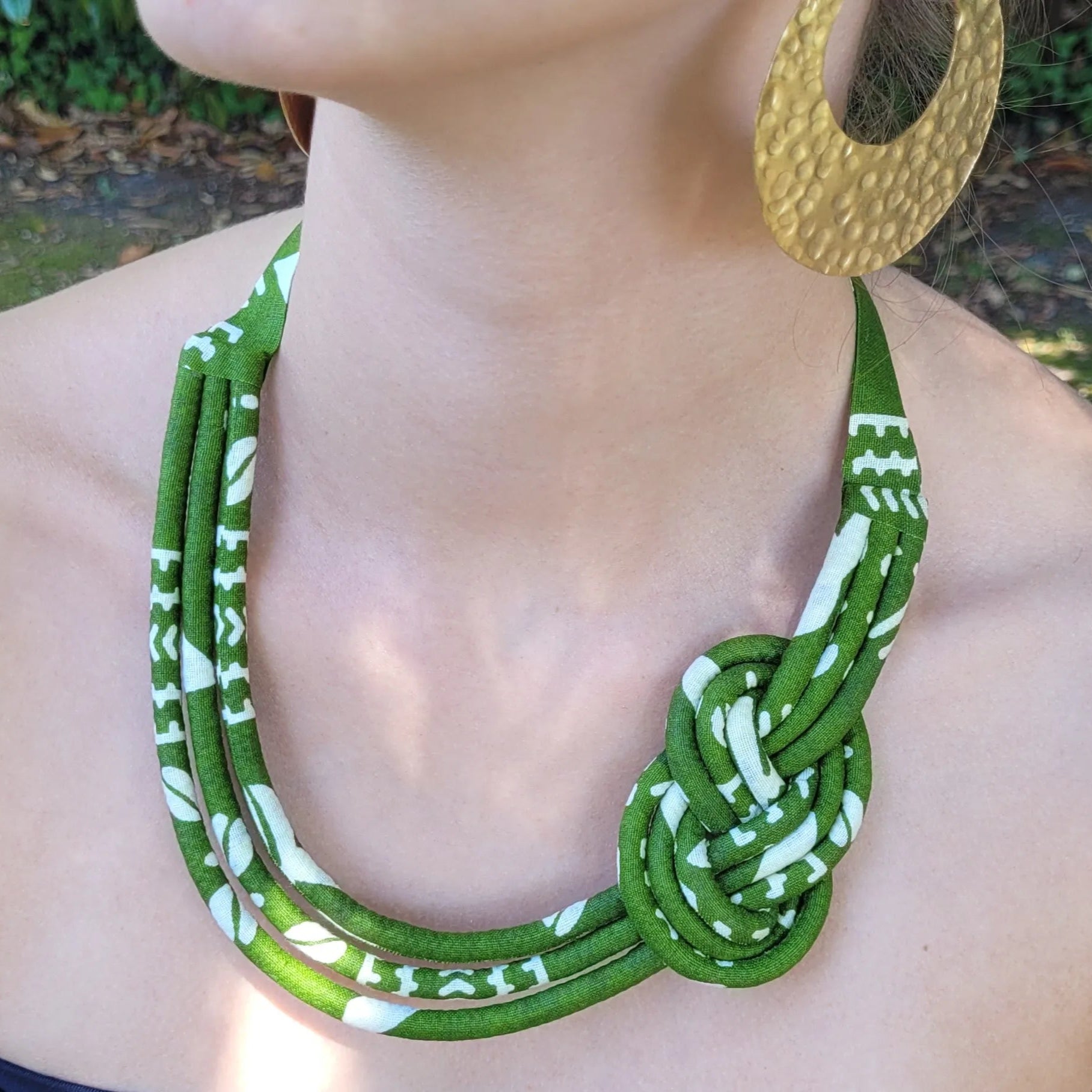 collier en tissu Alya, un collier coloré en wax vert olive et ivoire