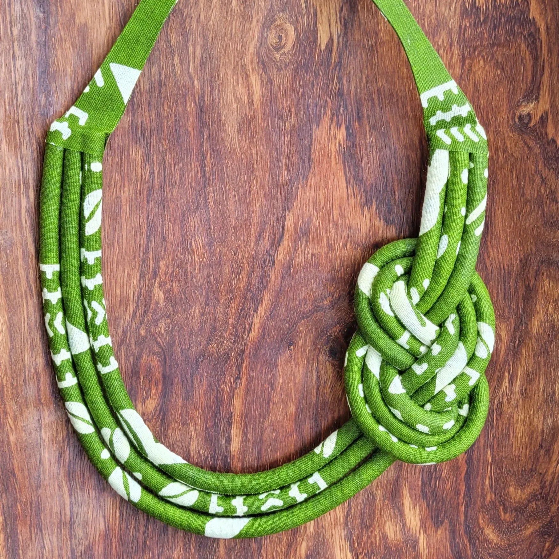 collier en tissu Alya, un collier coloré en pagne formant un nœud