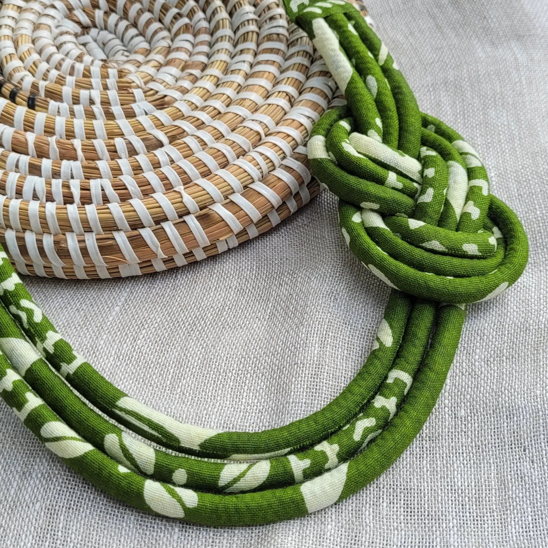collier en tissu Alya, un collier coloré fait artisanalement à Dakar