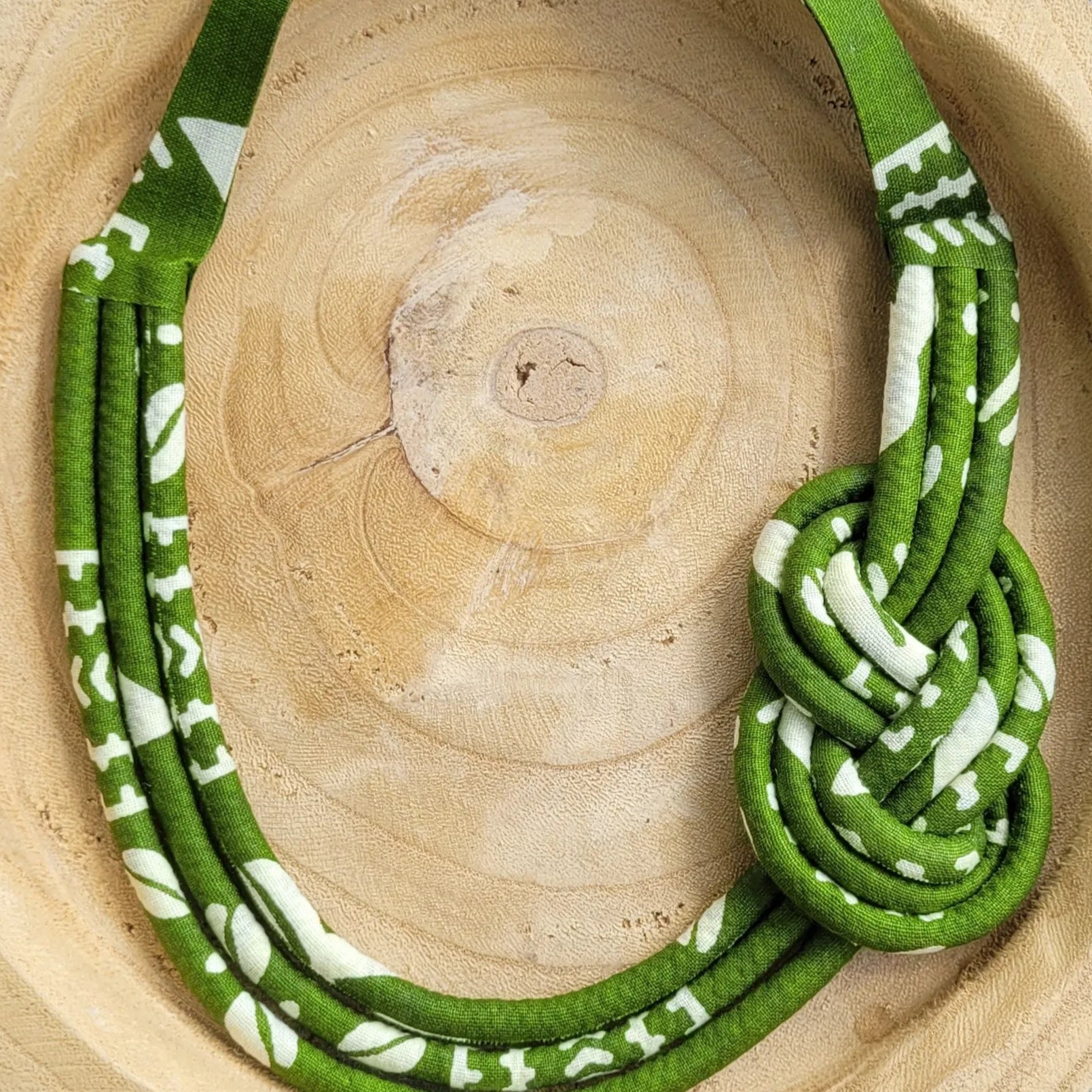 collier en tissu Alya, un collier coloré composé de trois rangs de cordons recouverts de tissu wax entrelacés
