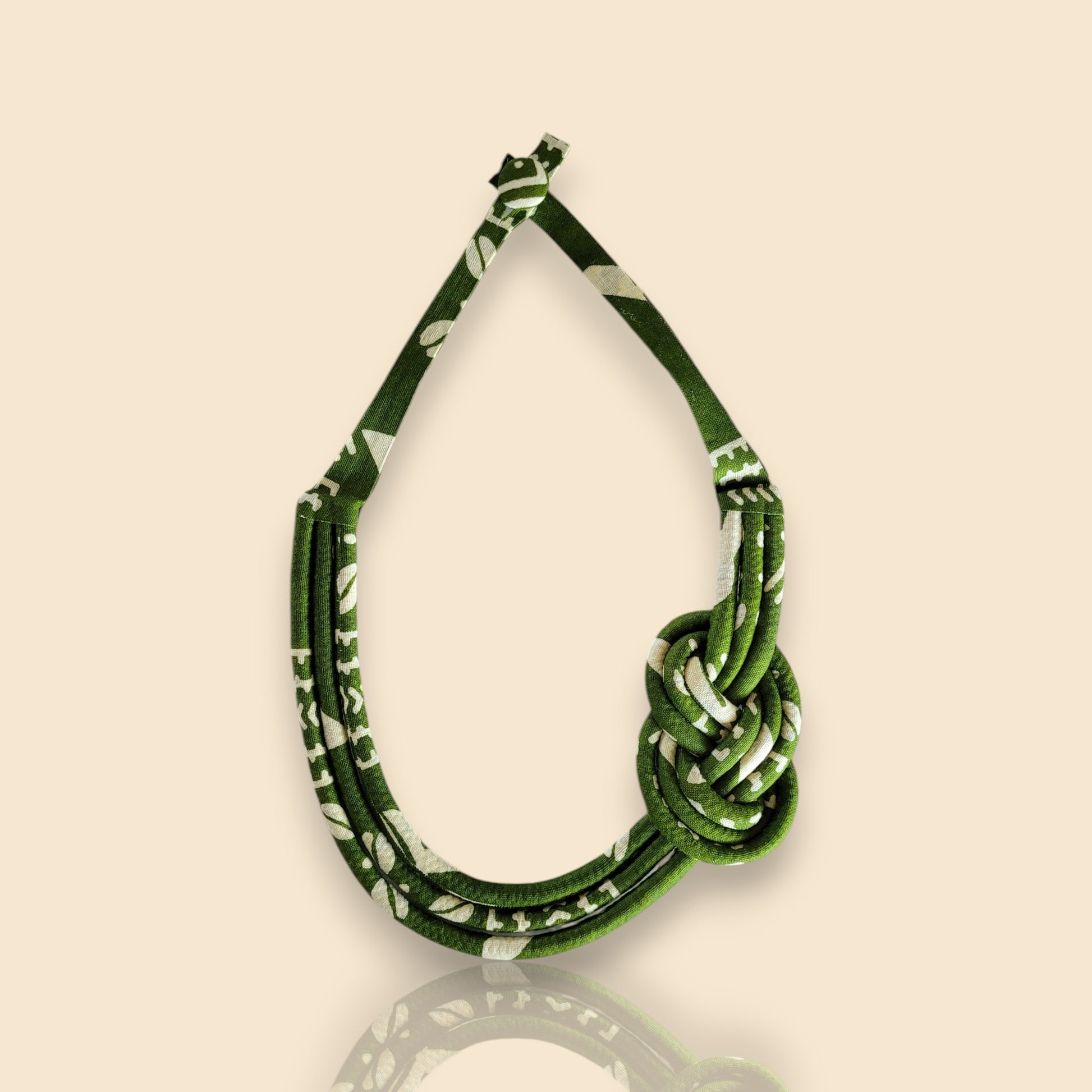 collier en tissu Alya, un collier ethnique chic en wax vert olive et ivoire