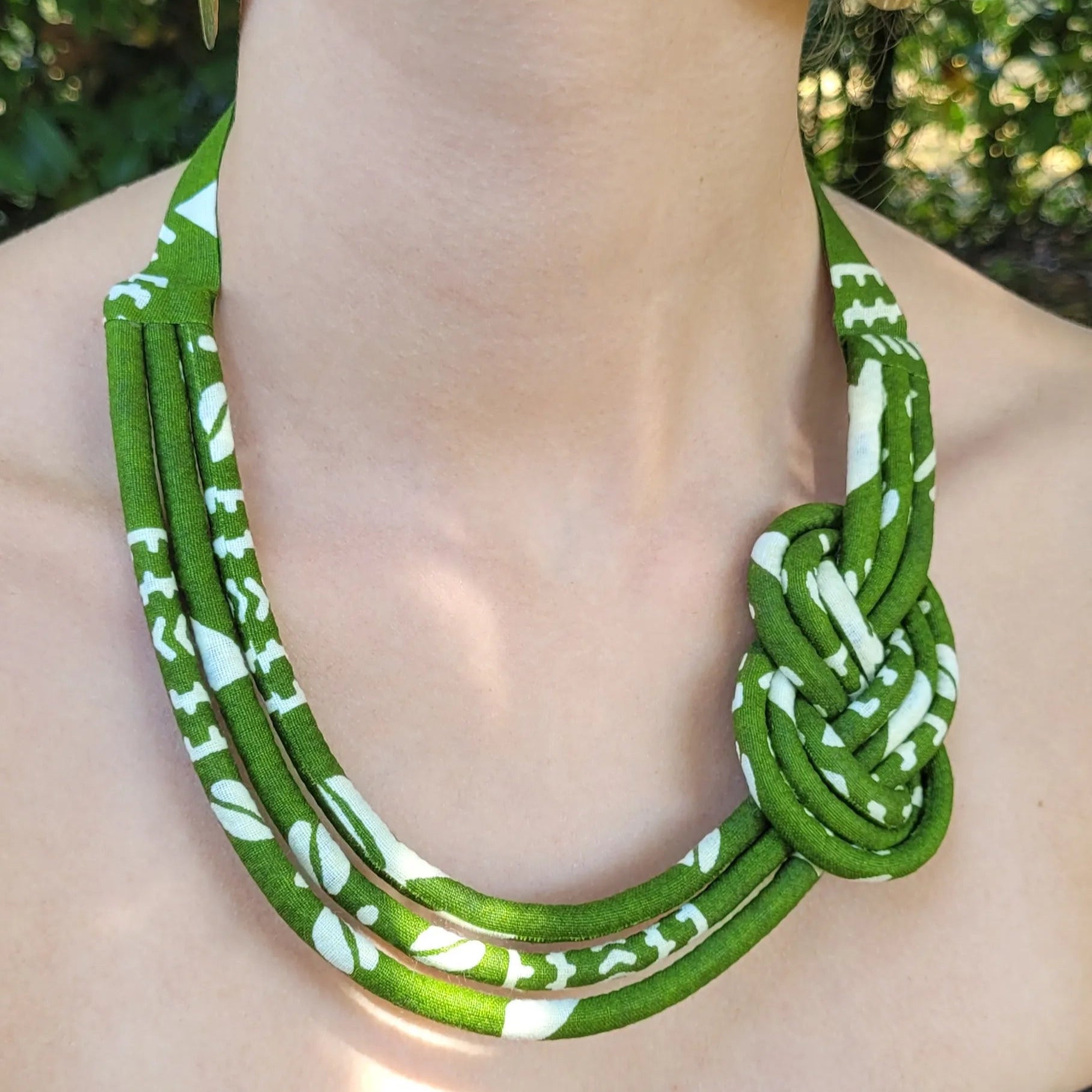 collier en tissu Alya, un collier ethnique chic fait artisanalement à Dakar